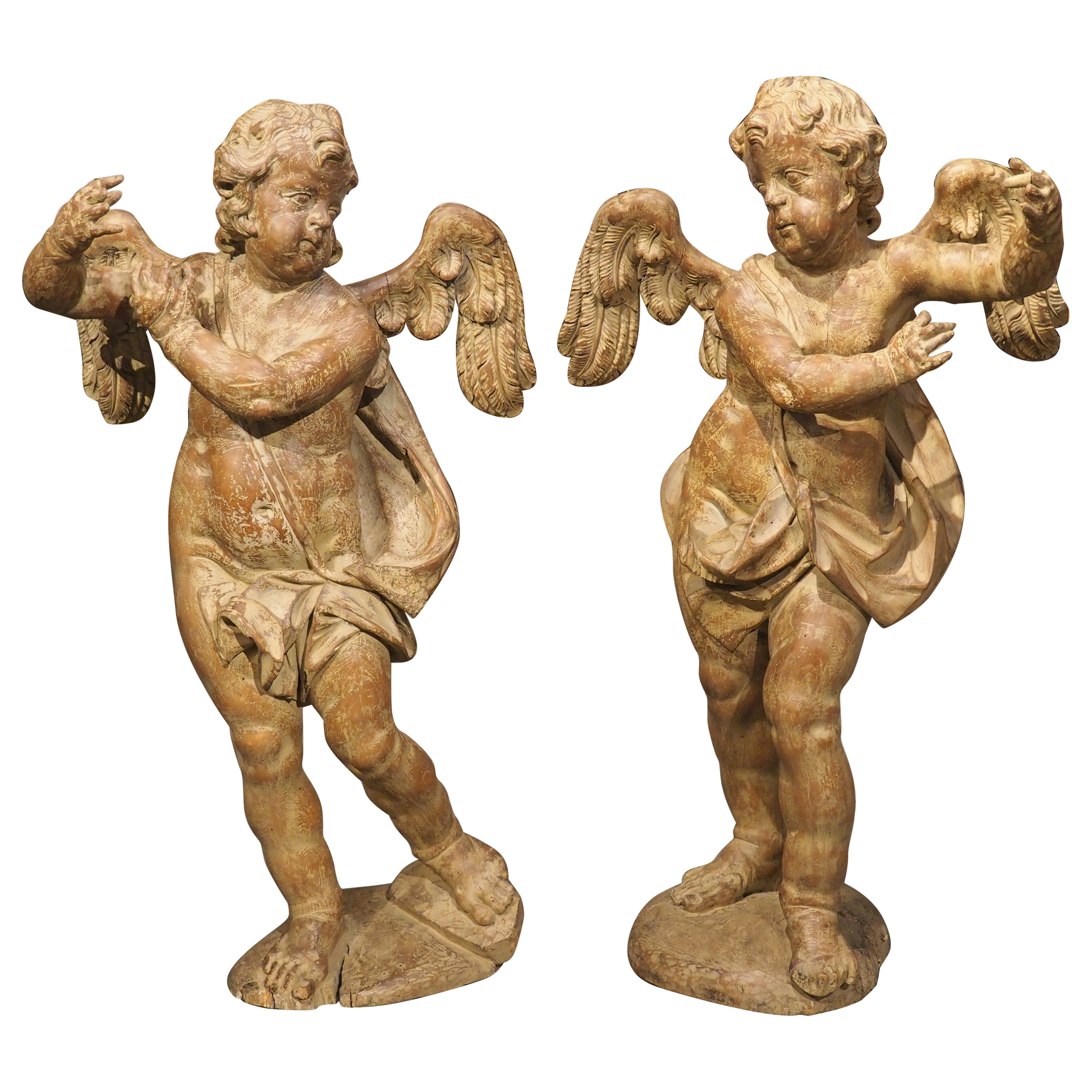 Coppia di cherubini alati in legno intagliato del XVIII secolo provenienti dall'Italia in vendita