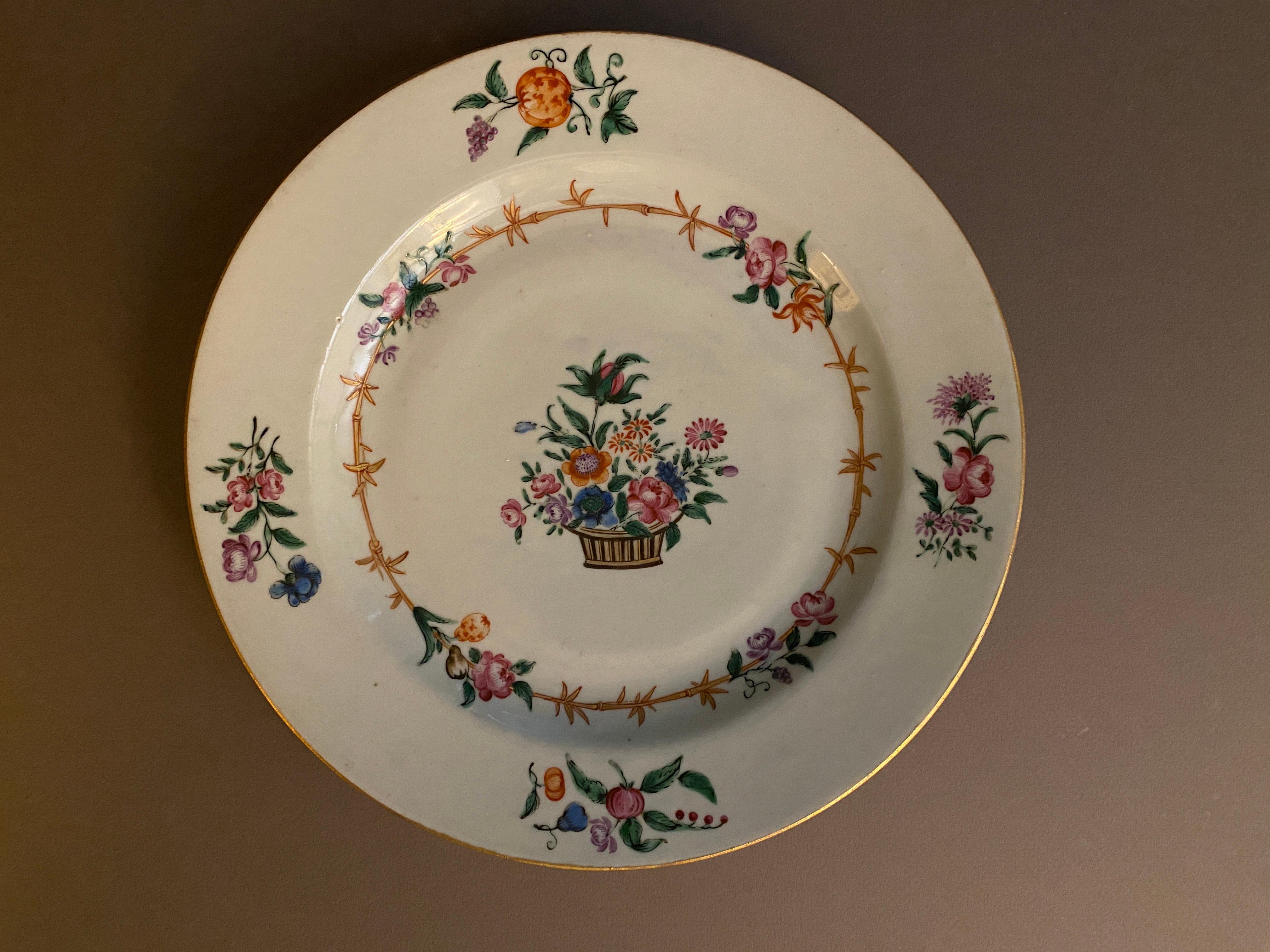 Porcelaine Paire d'assiettes en porcelaine de la Compagnie de Chine de l'Est des Indes du 18e siècle en vente