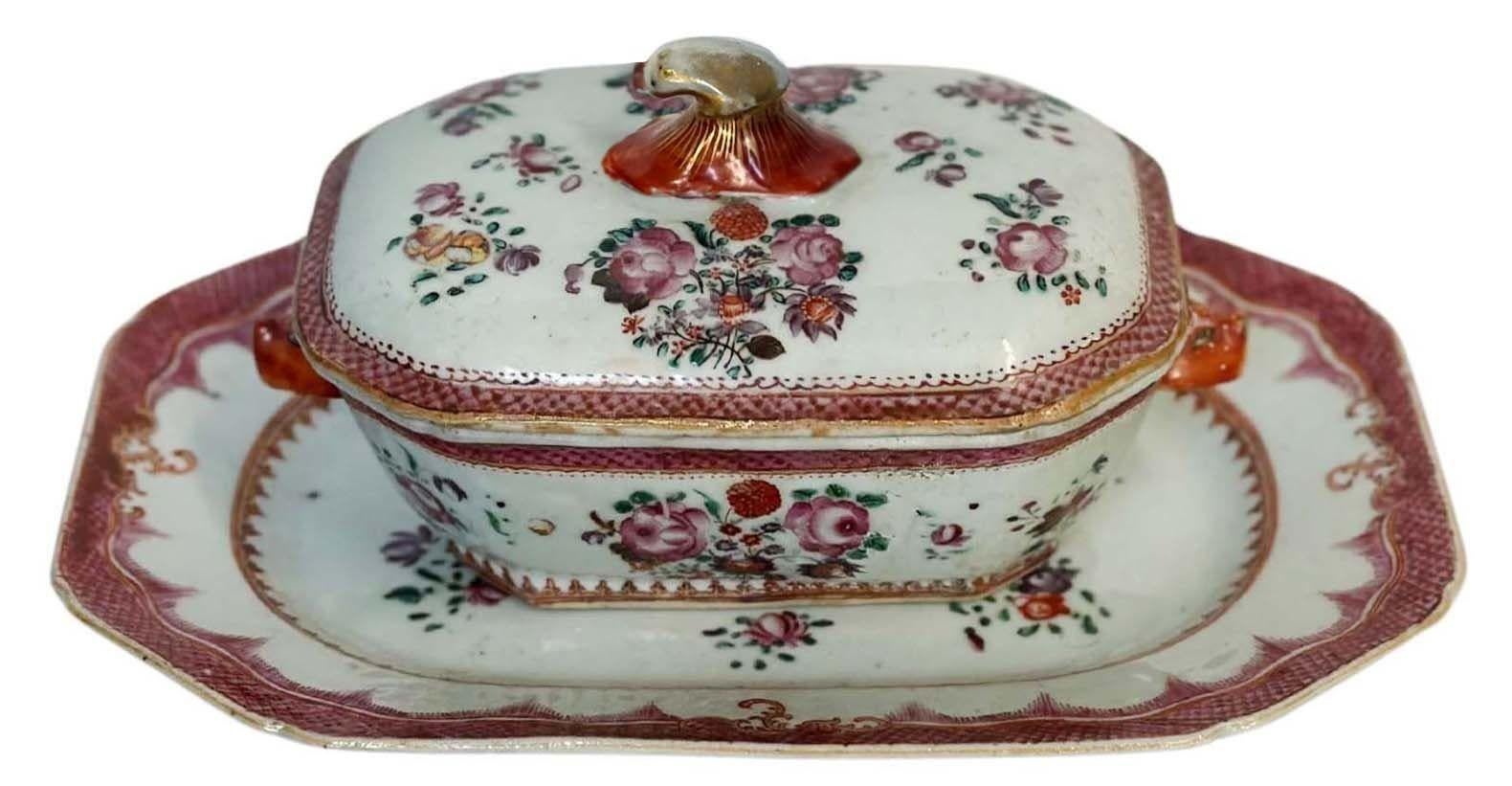 English Pair of 18th Century Chinese Export Famille Rose Sauce Tureens For Sale