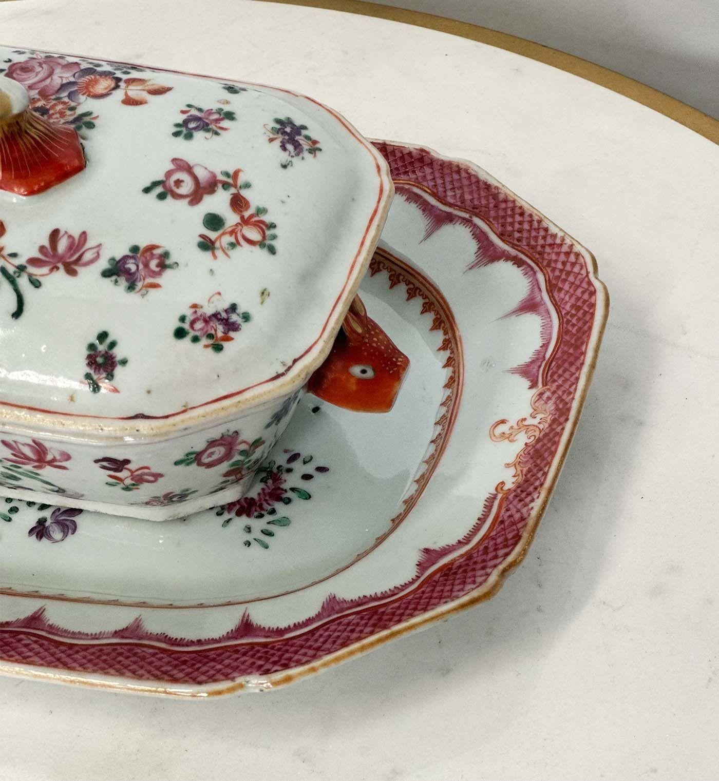 Paar chinesische Famille-Rosen-Soßenterrinen aus dem 18. Jahrhundert, Chinesischer Export (Porzellan) im Angebot
