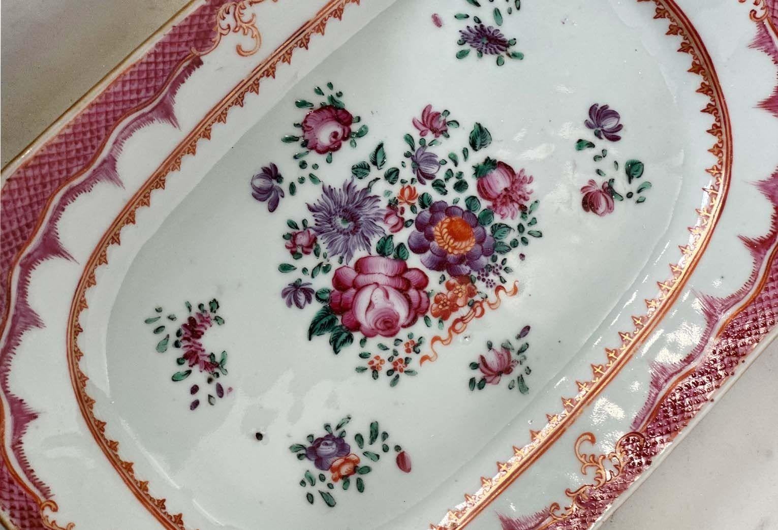 Porcelaine Paire de soupières à sauce Famille Rose d'exportation chinoise du 18ème siècle en vente