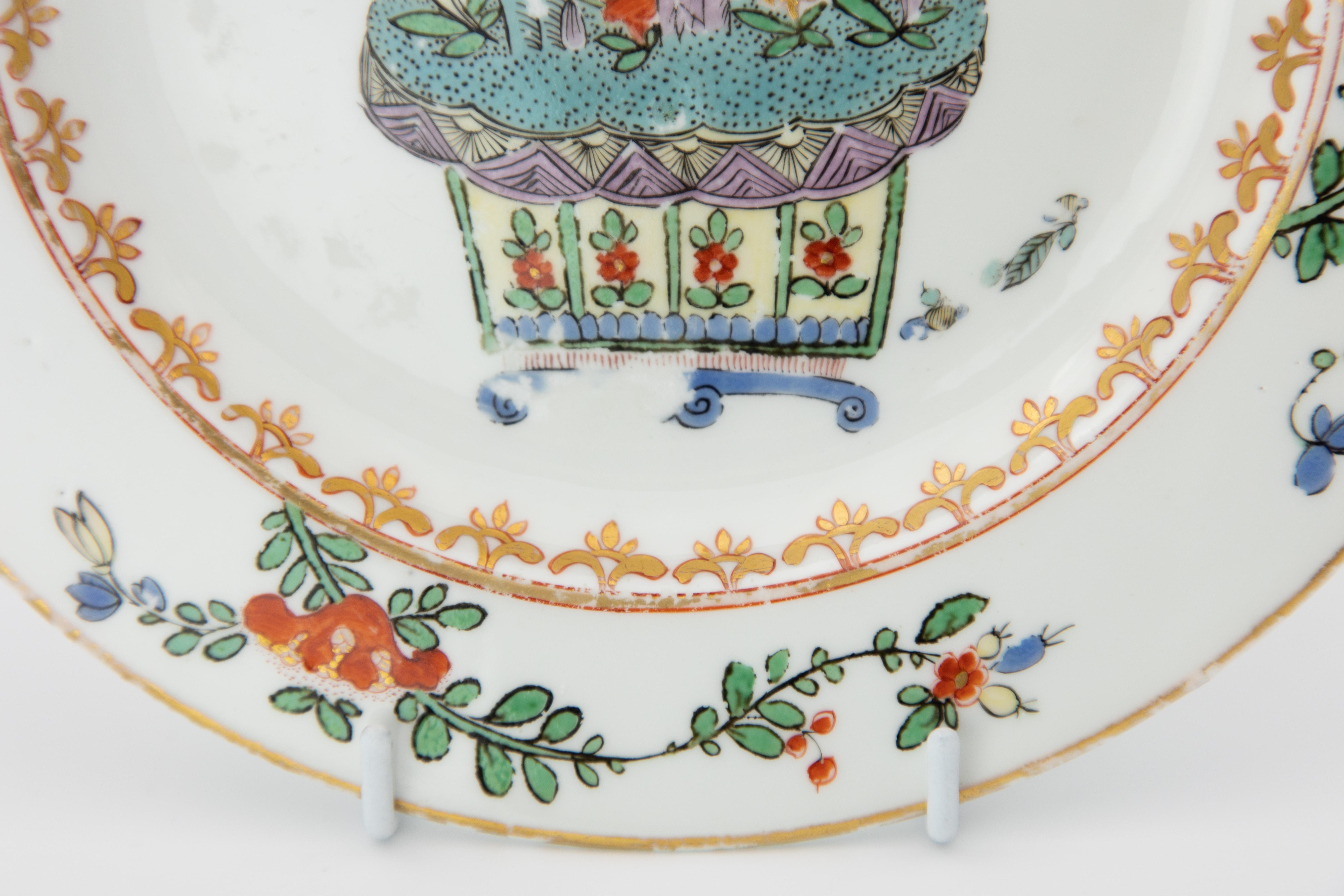 Paar chinesische und Meissener Famille Verte-Porzellanteller aus dem 18. Jahrhundert im Angebot 1