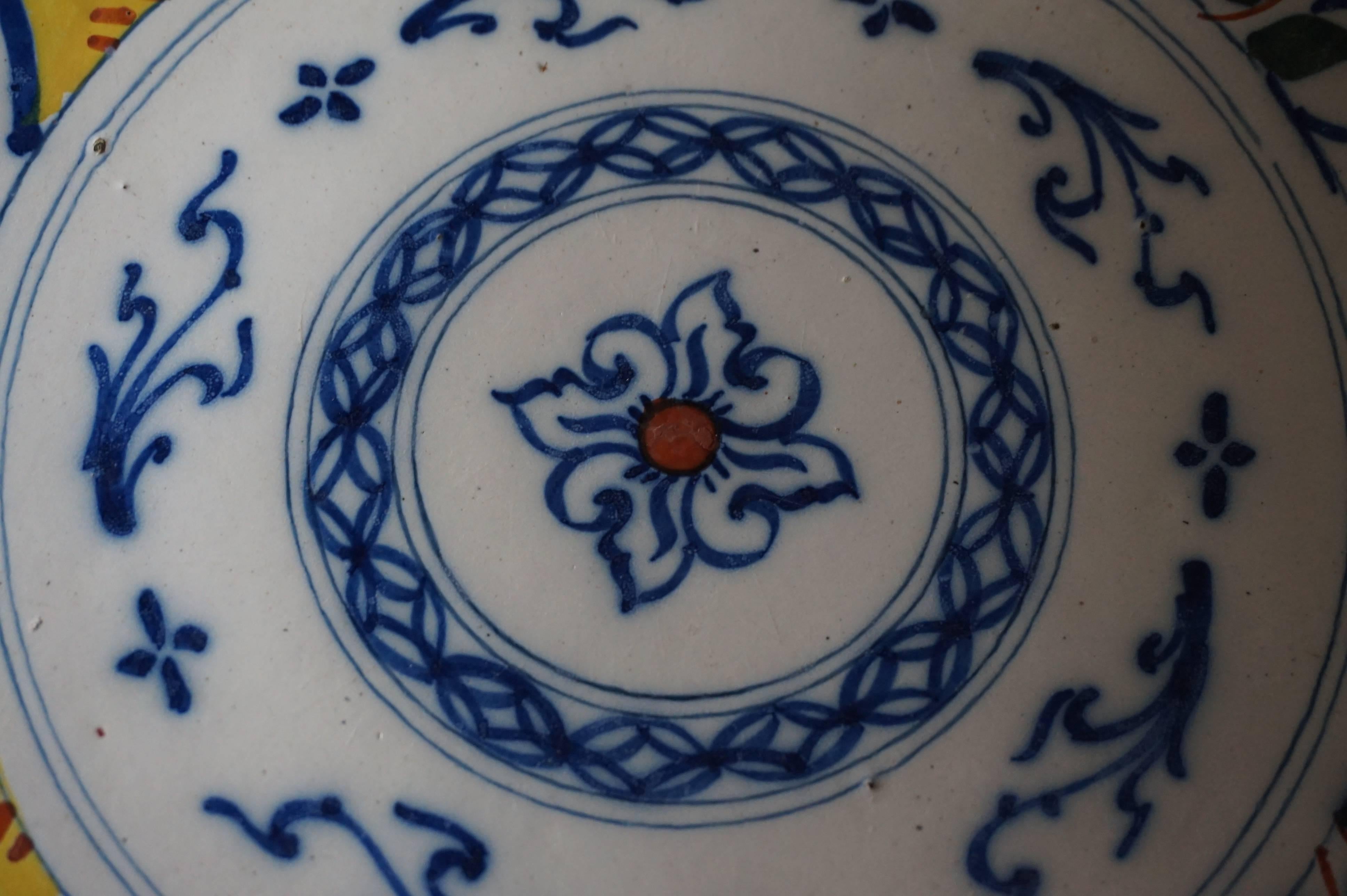 Paar niederländische Keramikteller im chinesischen Stil des 18. Jahrhunderts mit seltenem Gelb (Niederländisch) im Angebot