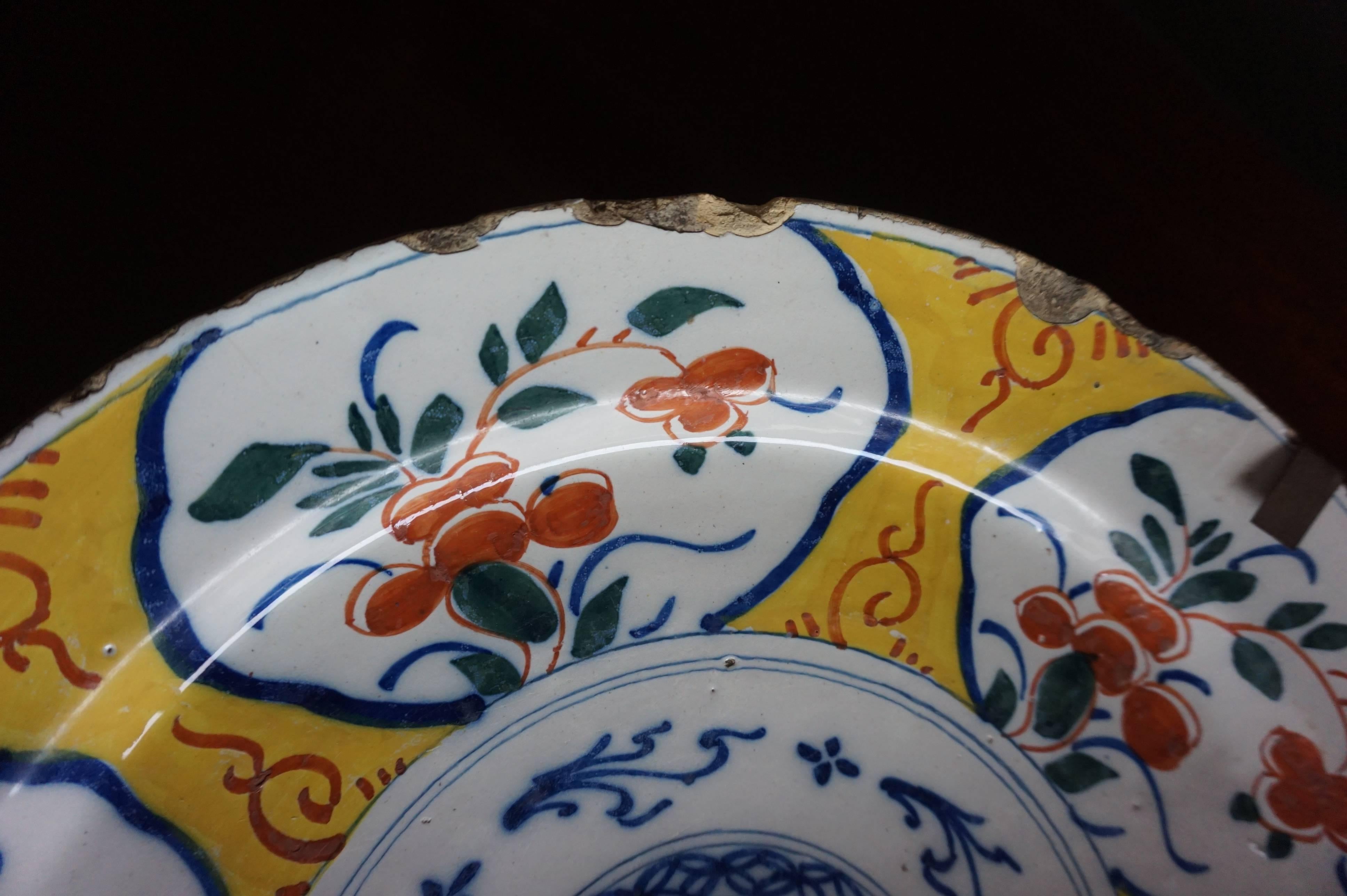 Paar niederländische Keramikteller im chinesischen Stil des 18. Jahrhunderts mit seltenem Gelb (Handbemalt) im Angebot