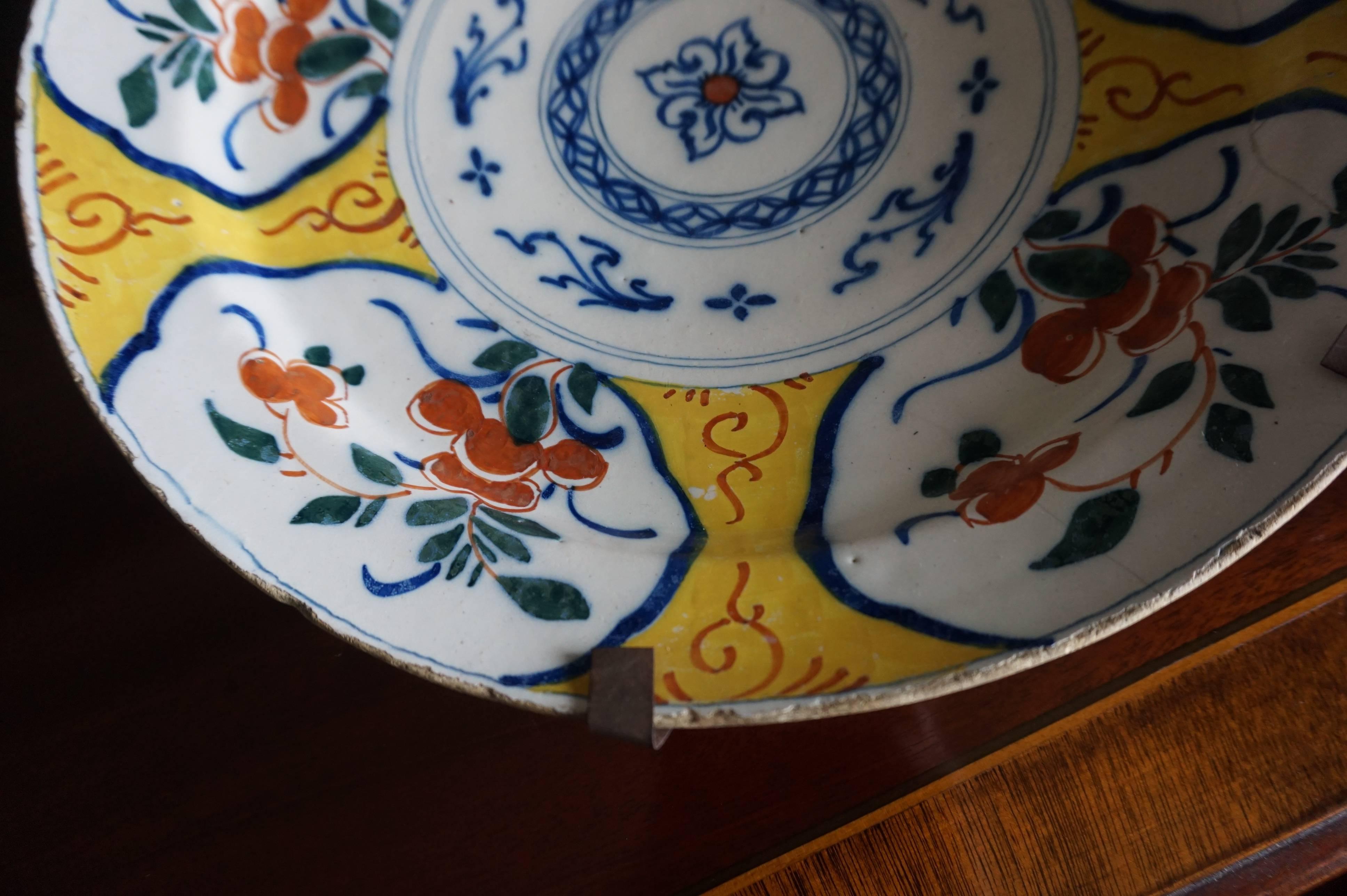 Pair of 18th Century Chinese Style Dutch Ceramic Plate Chargers with Rare Yellow In Fair Condition For Sale In Lisse, NL