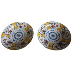 Paire d'assiettes de présentation en céramique hollandaise de style chinois du 18ème siècle avec un jaune rare