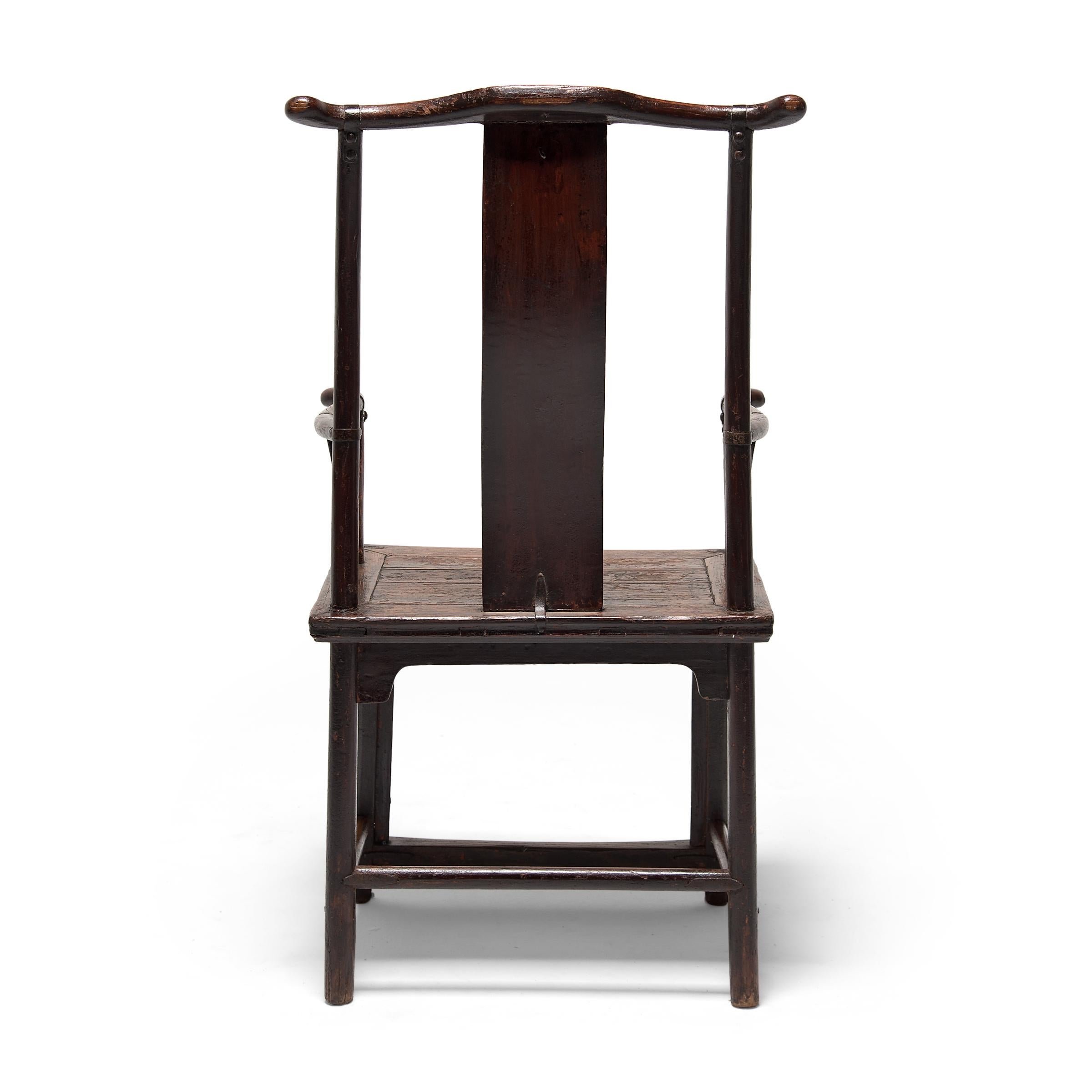 Paire de chaises chinoises à dos d'âne, vers 1750 en vente 5