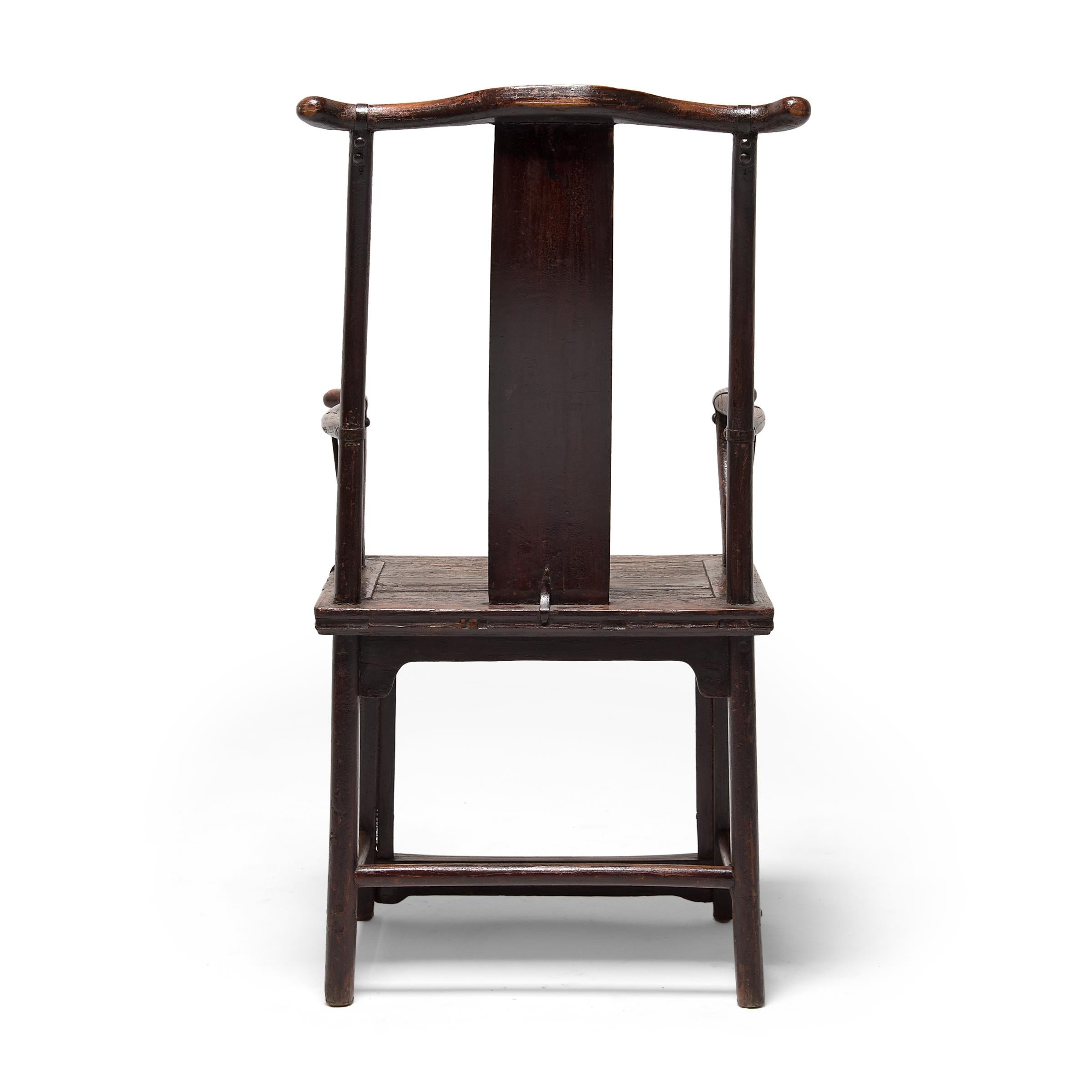 Laqué Paire de chaises chinoises à dos d'âne, vers 1750 en vente