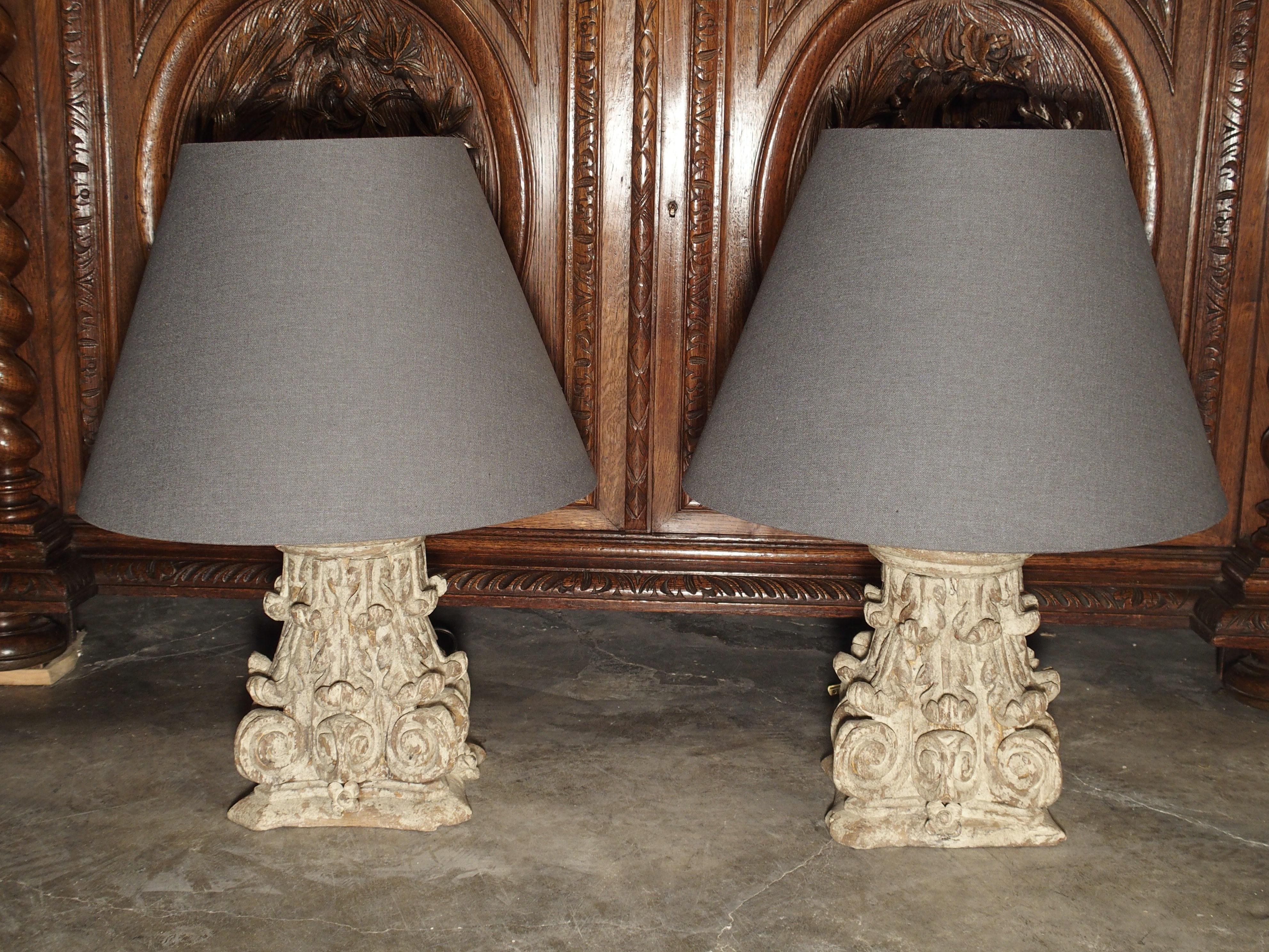 Pareja de lámparas con capitel de columna del siglo XVIII procedentes de Francia Francés en venta