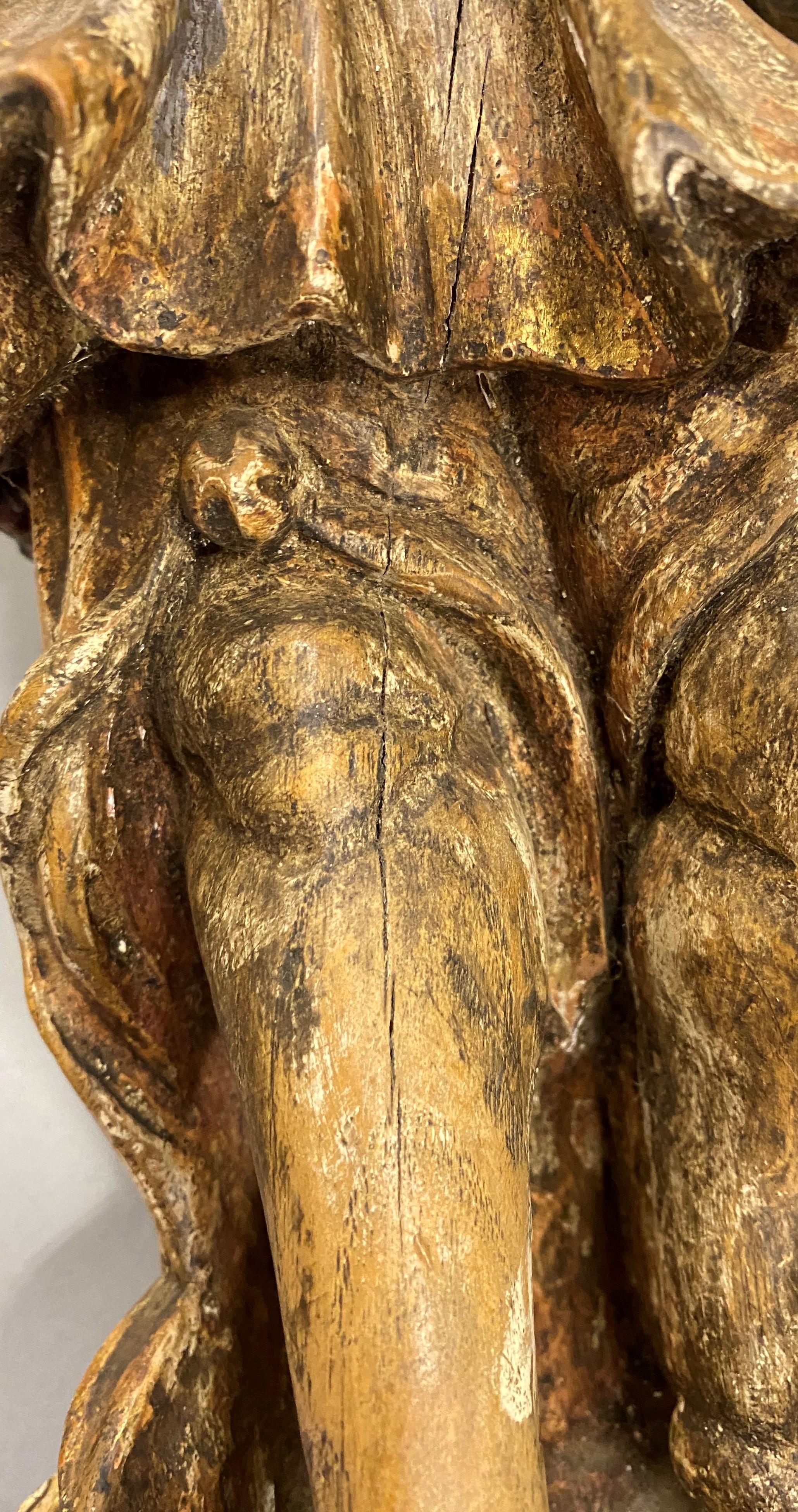 Paire de bougeoirs figuratifs du XVIIIe siècle, sculptés, polychromes et dorés, d'origine continentale en vente 3
