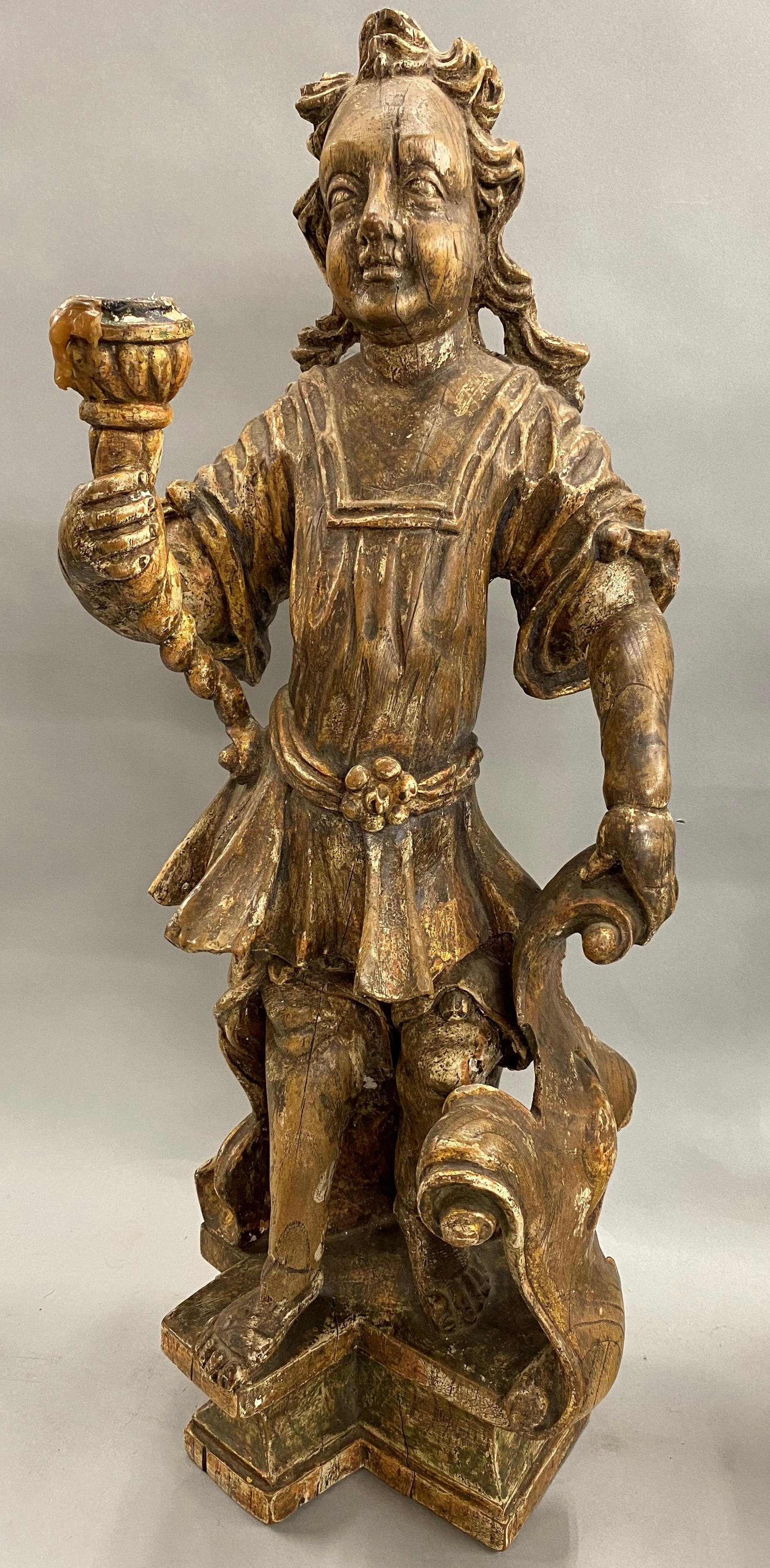 Ein fein geschnitztes, polychromes Paar figuraler Kerzenhalter aus Holz mit vergoldeten Highlights, kontinentalen Ursprungs, aus dem 18. Jahrhundert. Sehr guter Gesamtzustand mit einigen Schrumpfungsrissen, Farb- und Vergoldungsverlusten und