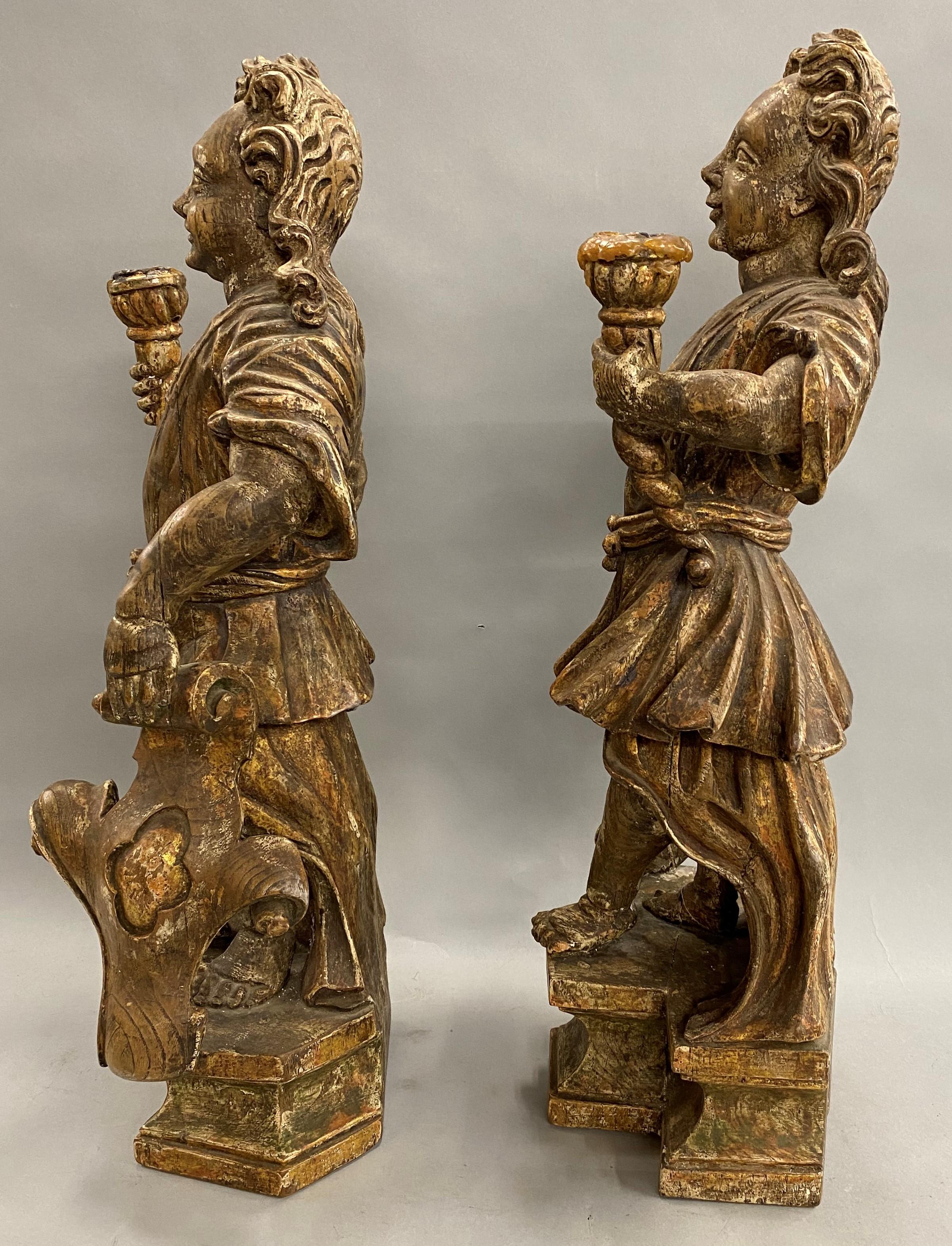 Paar kontinentale figurale geschnitzte polychrome und vergoldete Kerzenständer des 18. (Handgeschnitzt) im Angebot