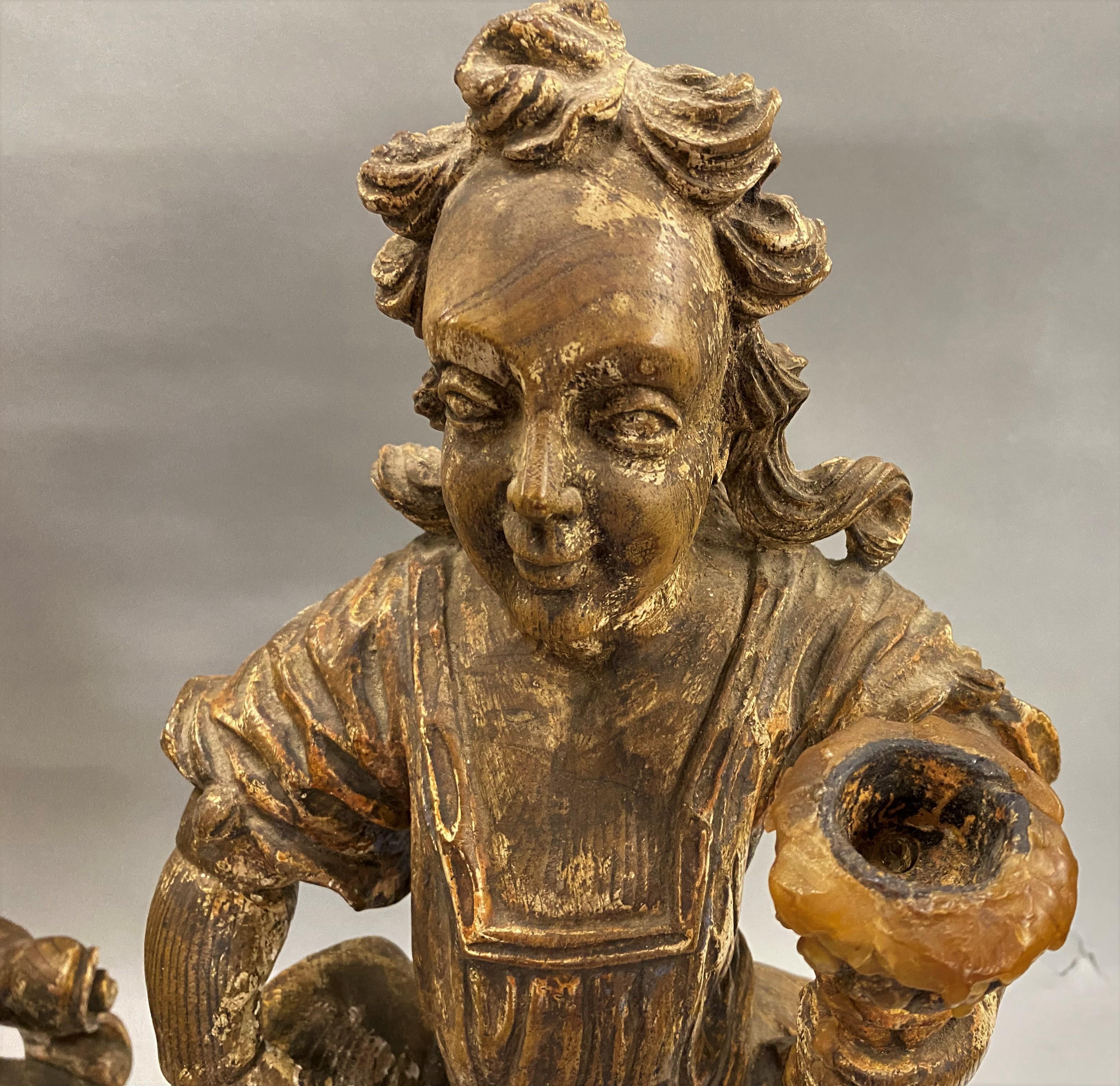 Bois Paire de bougeoirs figuratifs du XVIIIe siècle, sculptés, polychromes et dorés, d'origine continentale en vente