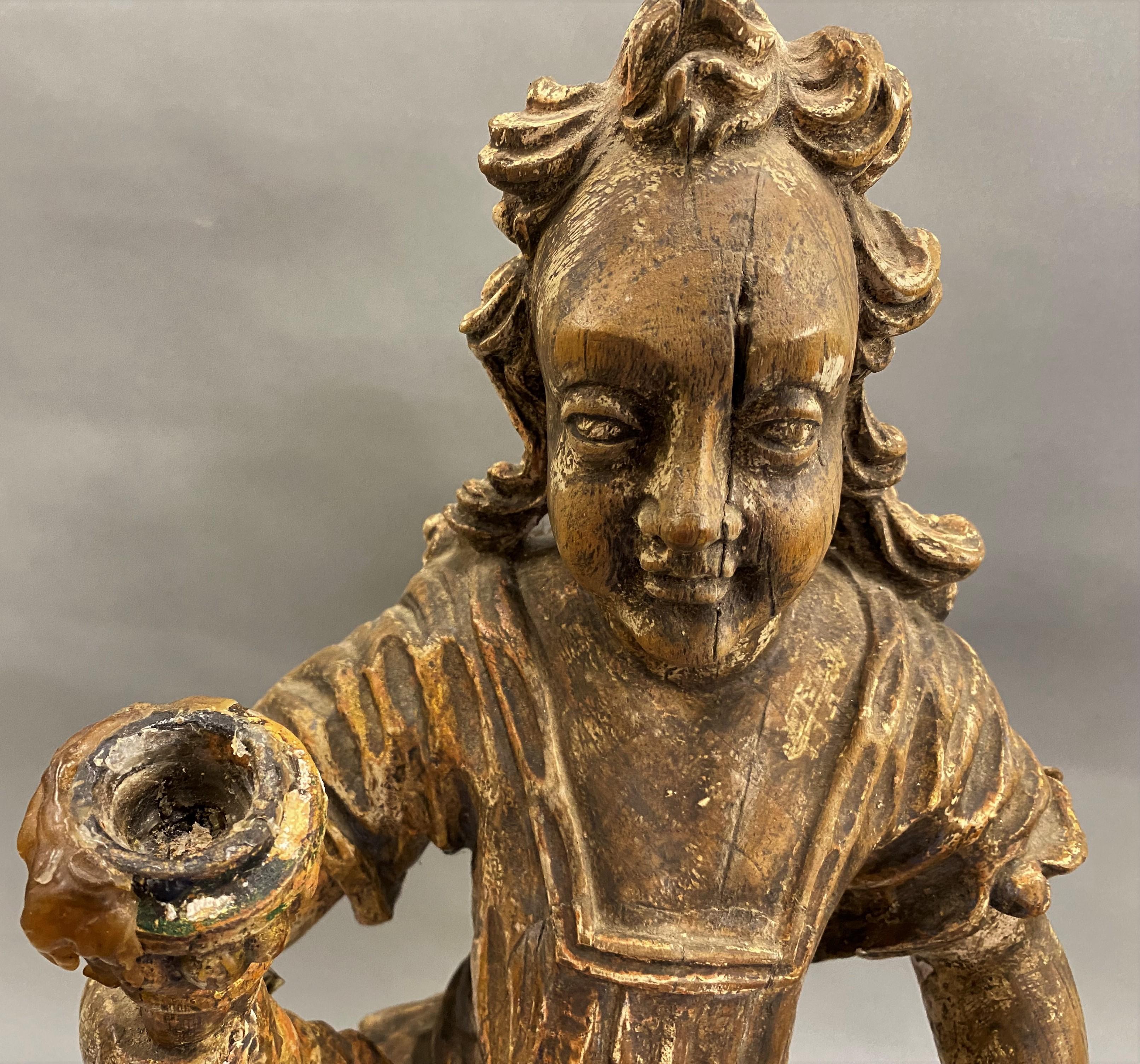 Paire de bougeoirs figuratifs du XVIIIe siècle, sculptés, polychromes et dorés, d'origine continentale en vente 1