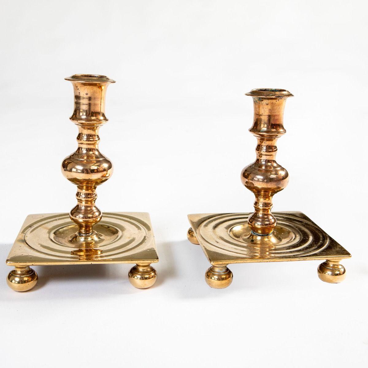 Pareja de candeleros barrocos daneses de latón del siglo XVIII
€1.143
Añadir a la cesta
Descripción
Pareja de candeleros barrocos de latón macizo, con base cuadrada torneada, decorada con anillos concéntricos y apoyada sobre patas en forma de