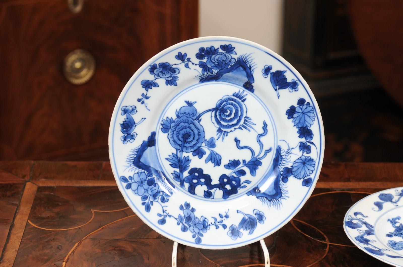 Européen Paire d'assiettes de présentation de Delft bleu et blanc du 18ème siècle, vers 1780 en vente