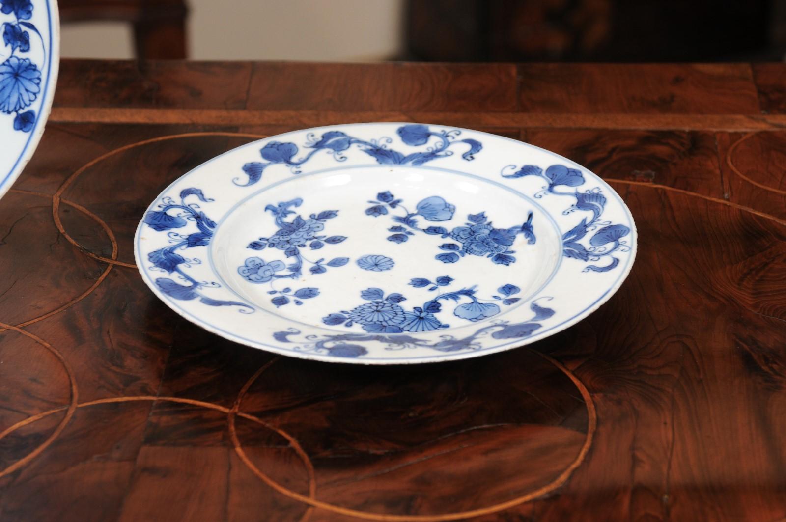 Paire d'assiettes de présentation de Delft bleu et blanc du 18ème siècle, vers 1780 État moyen - En vente à Atlanta, GA