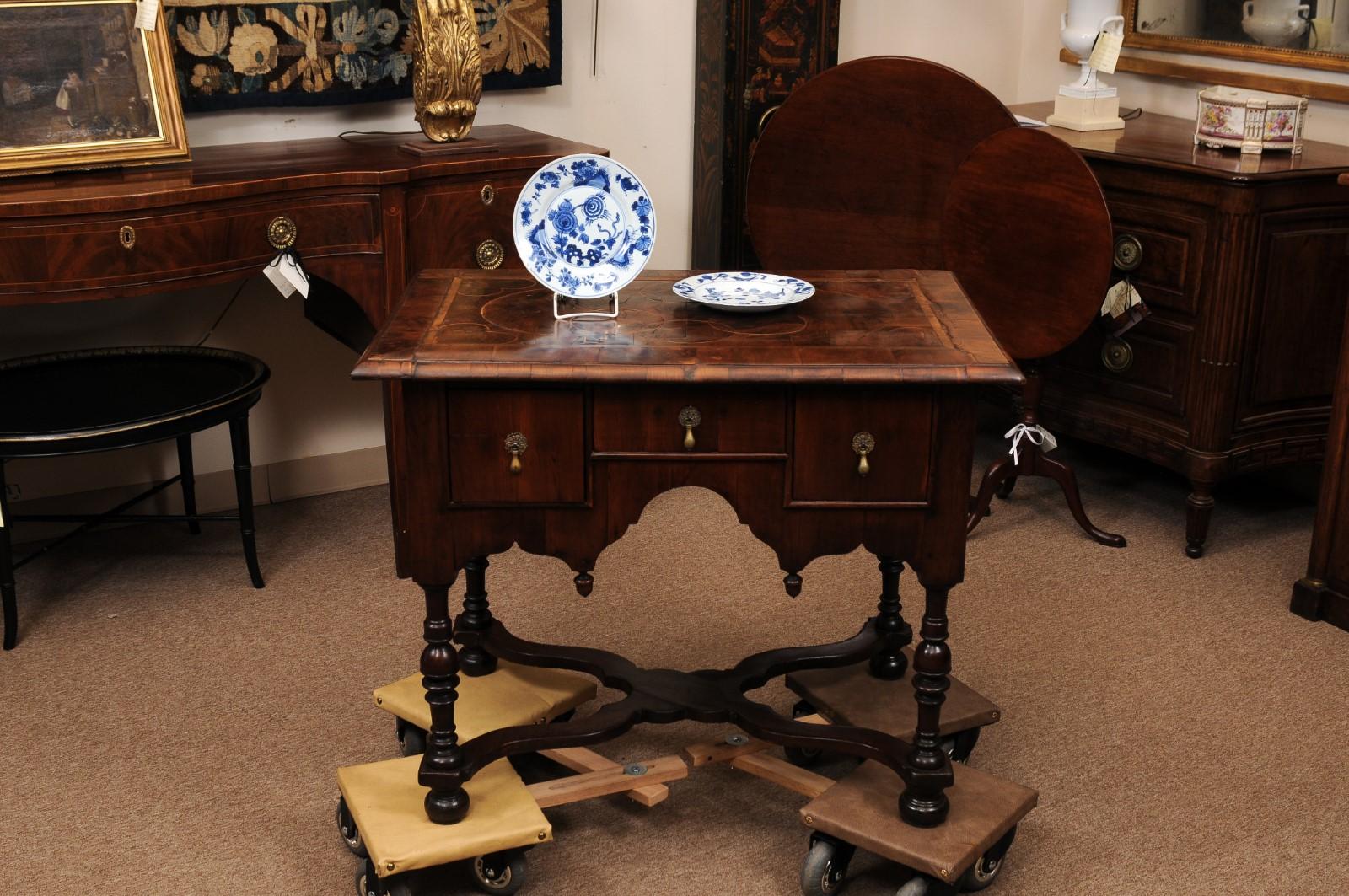 Fin du XVIIIe siècle Paire d'assiettes de présentation de Delft bleu et blanc du 18ème siècle, vers 1780 en vente