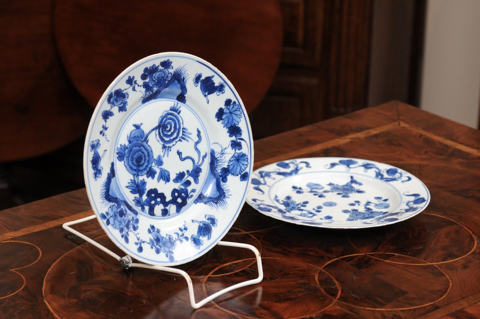 Porcelaine Paire d'assiettes de présentation de Delft bleu et blanc du 18ème siècle, vers 1780 en vente