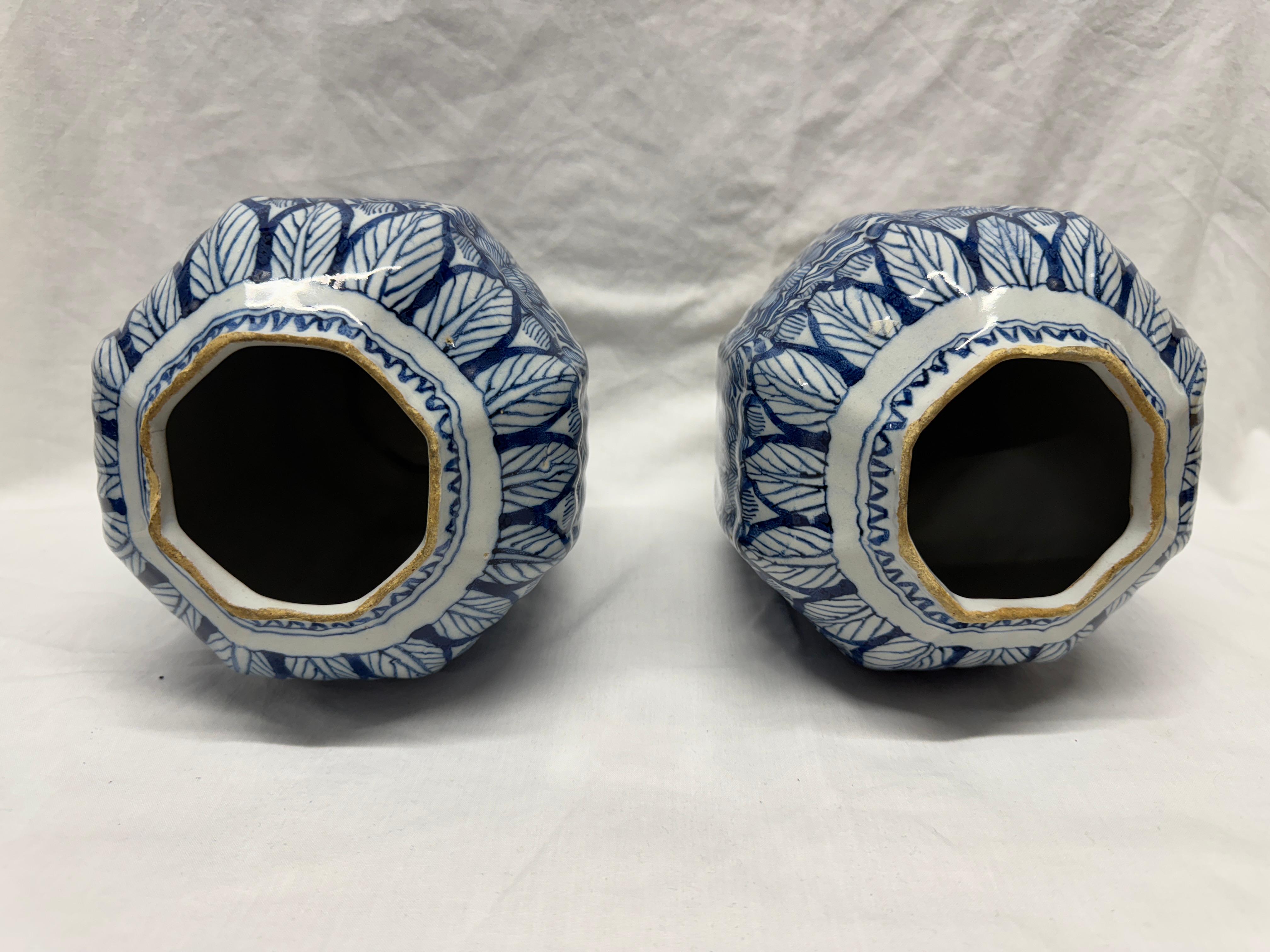 Pareja de tarros de bulbos de Delft del siglo XVIII en venta 3
