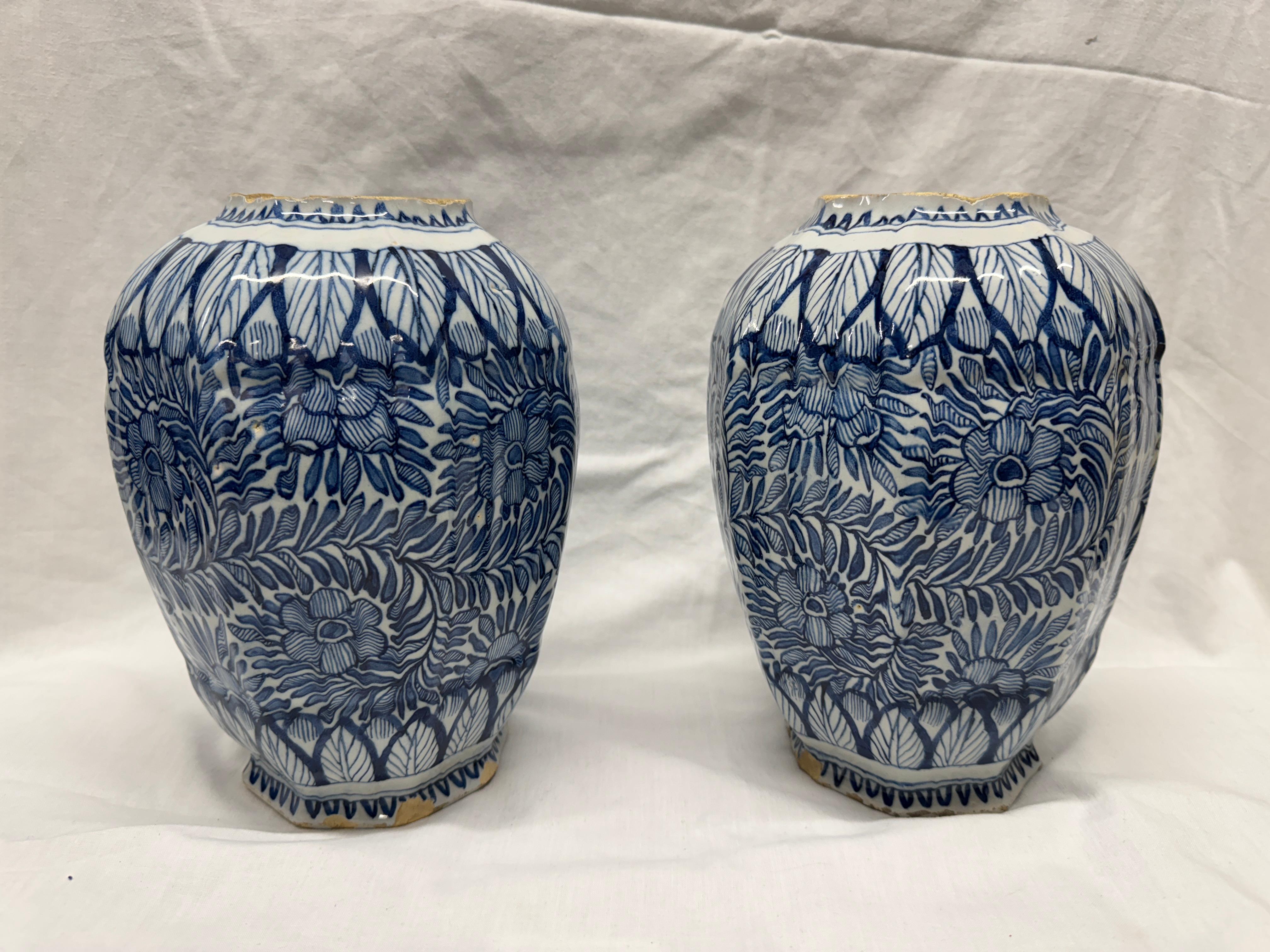 Pareja de tarros de bulbos de Delft del siglo XVIII Rococó en venta
