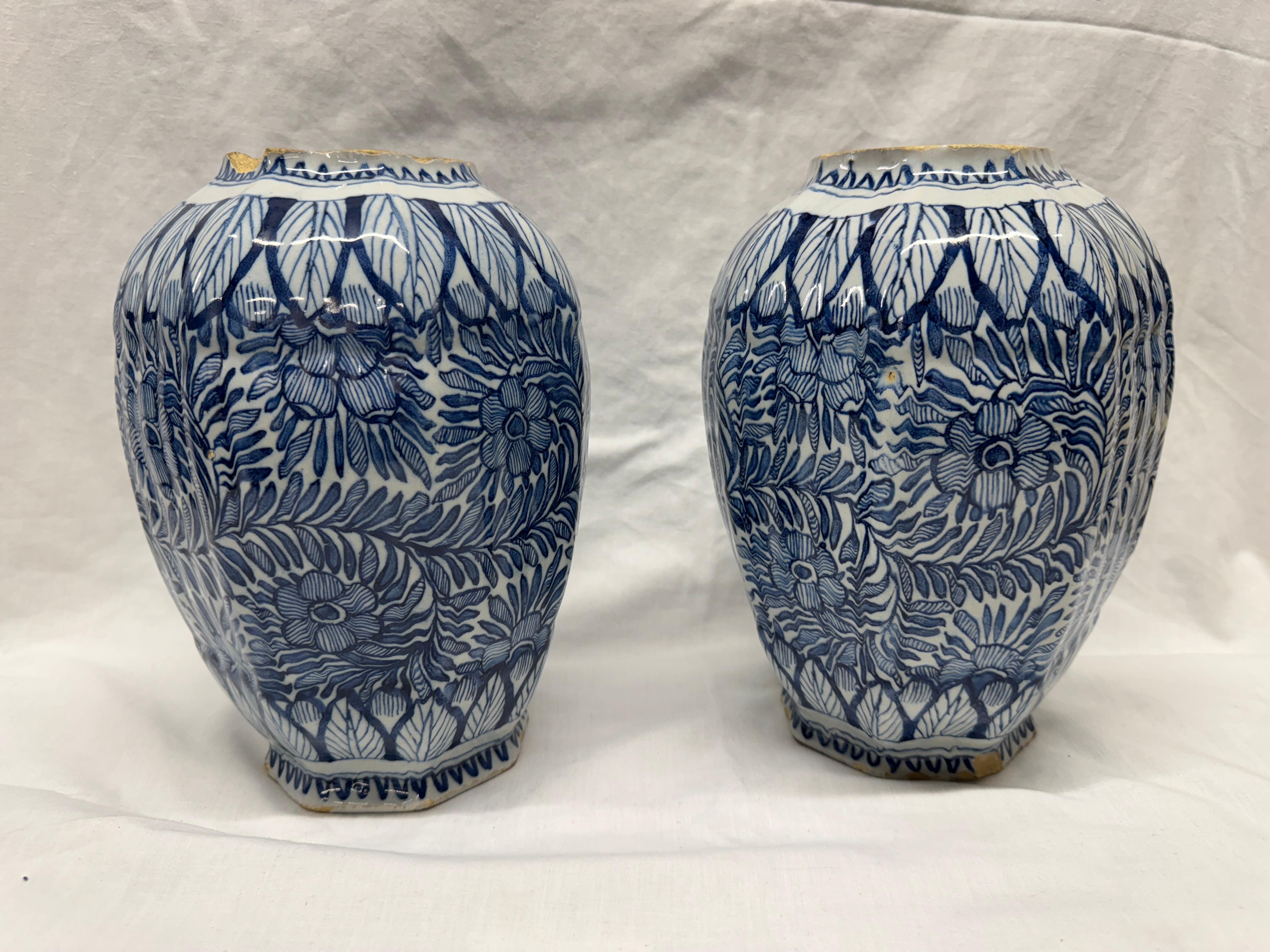 Pareja de tarros de bulbos de Delft del siglo XVIII Hecho a mano en venta
