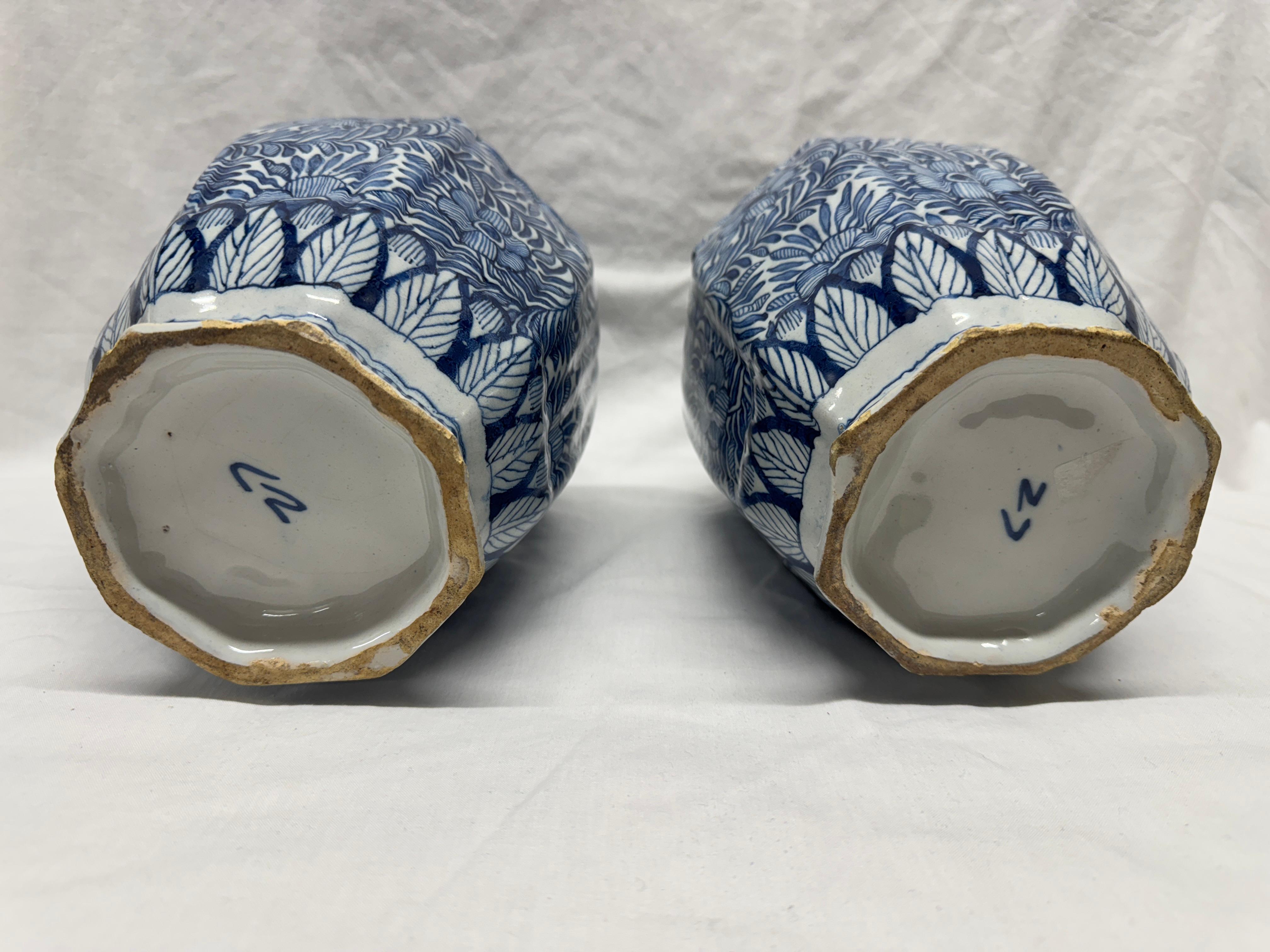 Pareja de tarros de bulbos de Delft del siglo XVIII en venta 2
