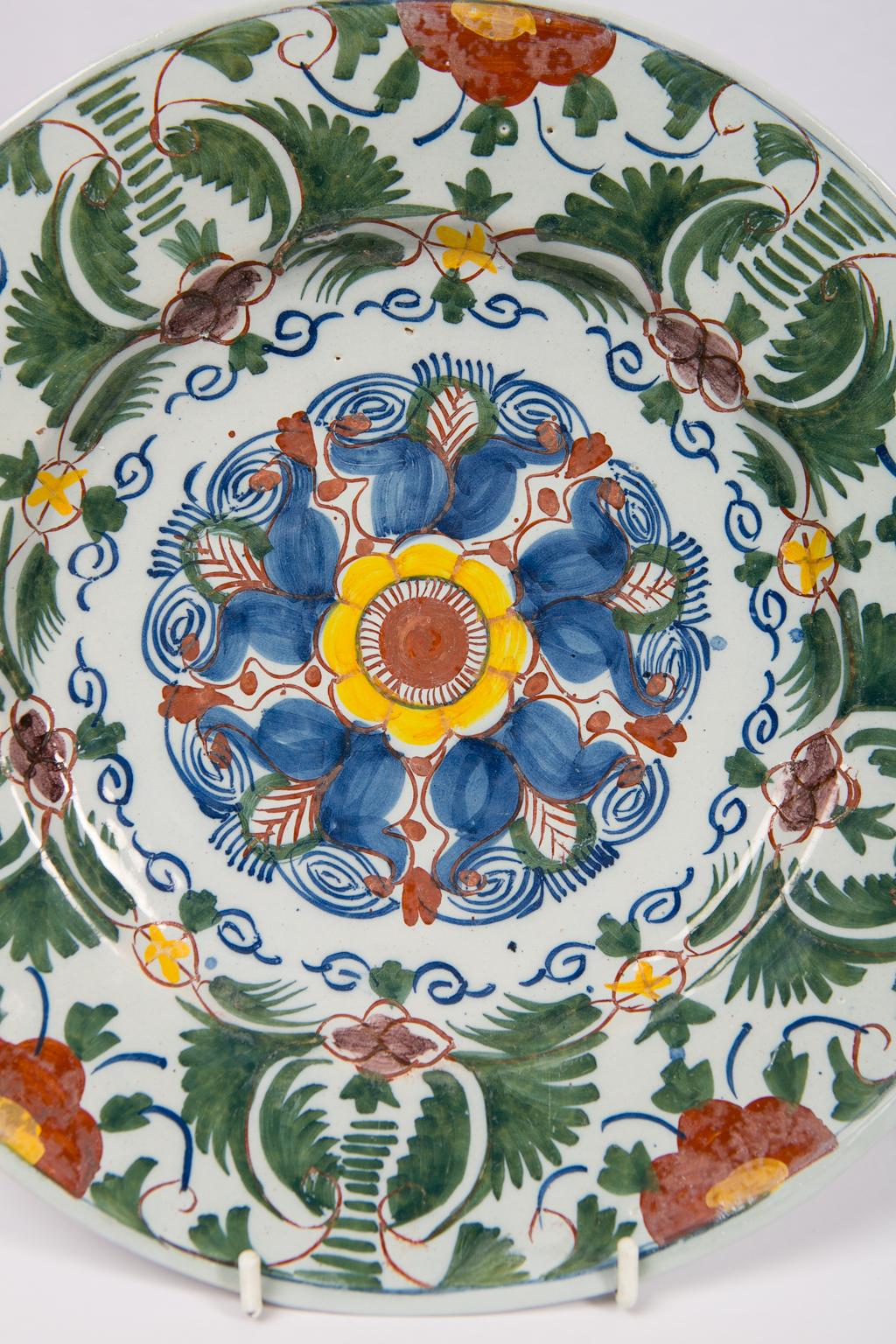 Pair of 18th Century Delft Chargers Painted in Polychrome Colors (Niederländisch)