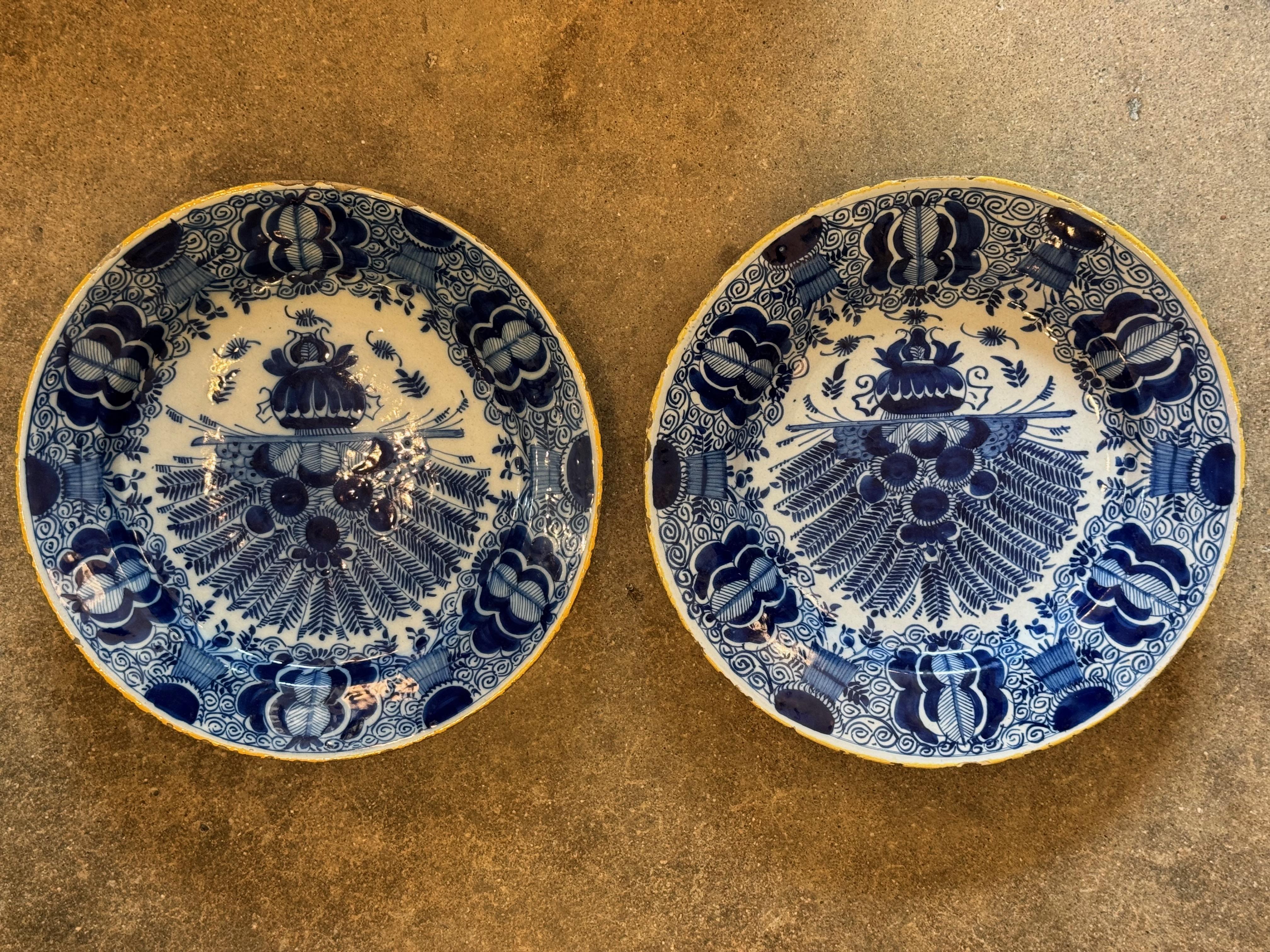 Paire de chandeliers de Delft du XVIIIe siècle peints à la main et ornés de motifs floraux et d'éventails en cobalt profond. Chacune d'entre elles présente un travail de pinceau décoratif traditionnel et des bases faiblement marquées. Riche en