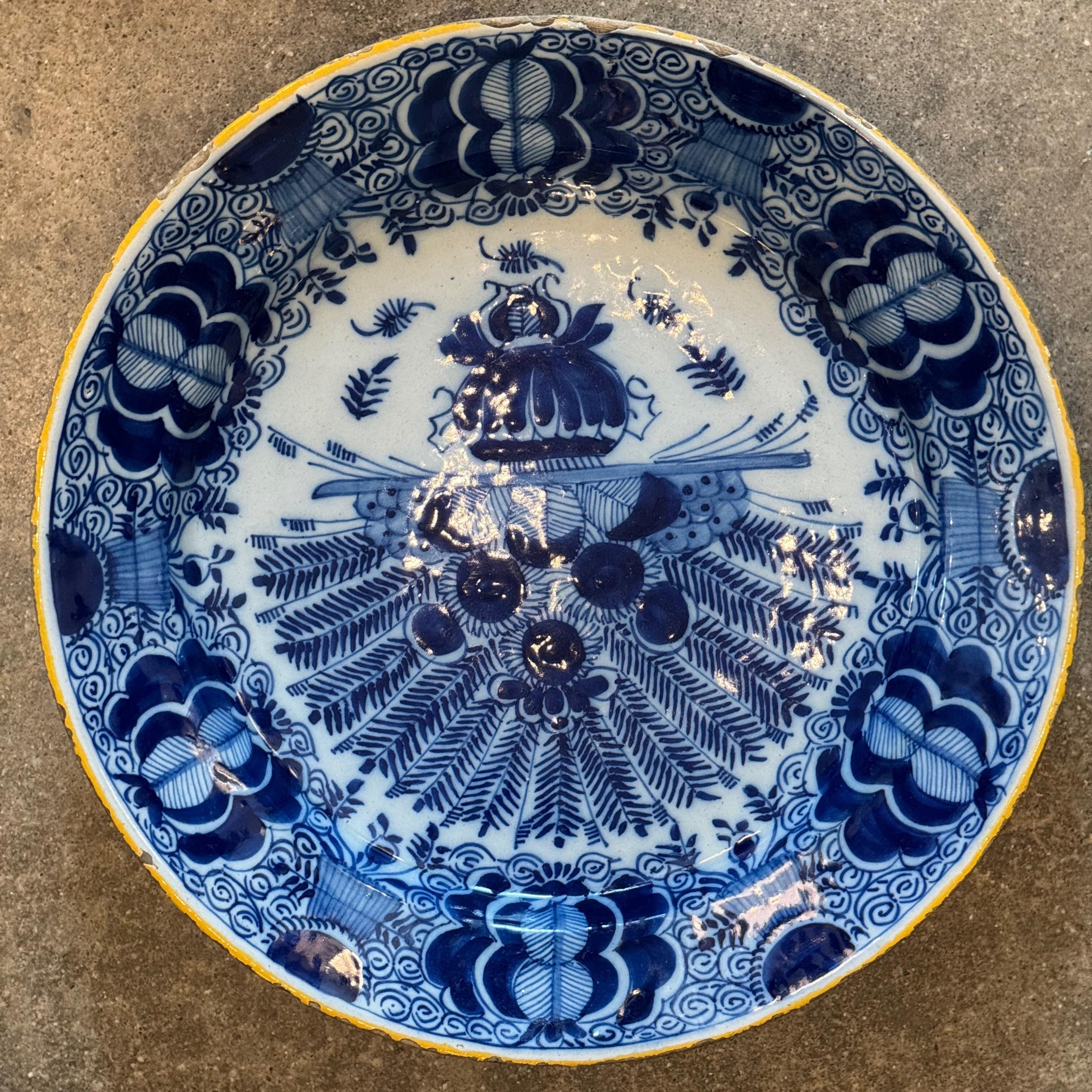 Paire de chargeurs Delft du 18e siècle à décor bleu Bon état - En vente à Charlottesville, VA