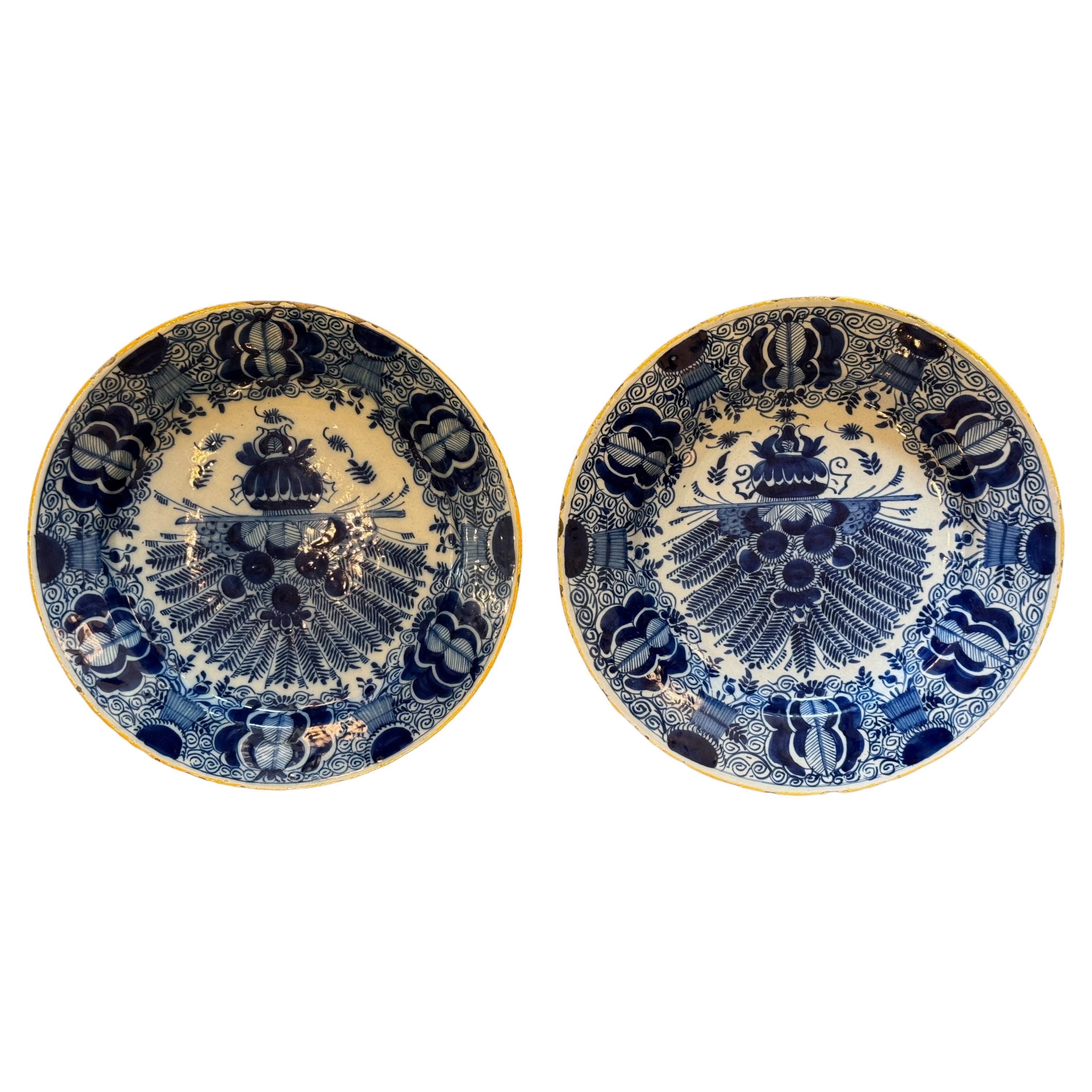 Pareja de Cargadores de Delft del Siglo XVIII con Decoración Azul