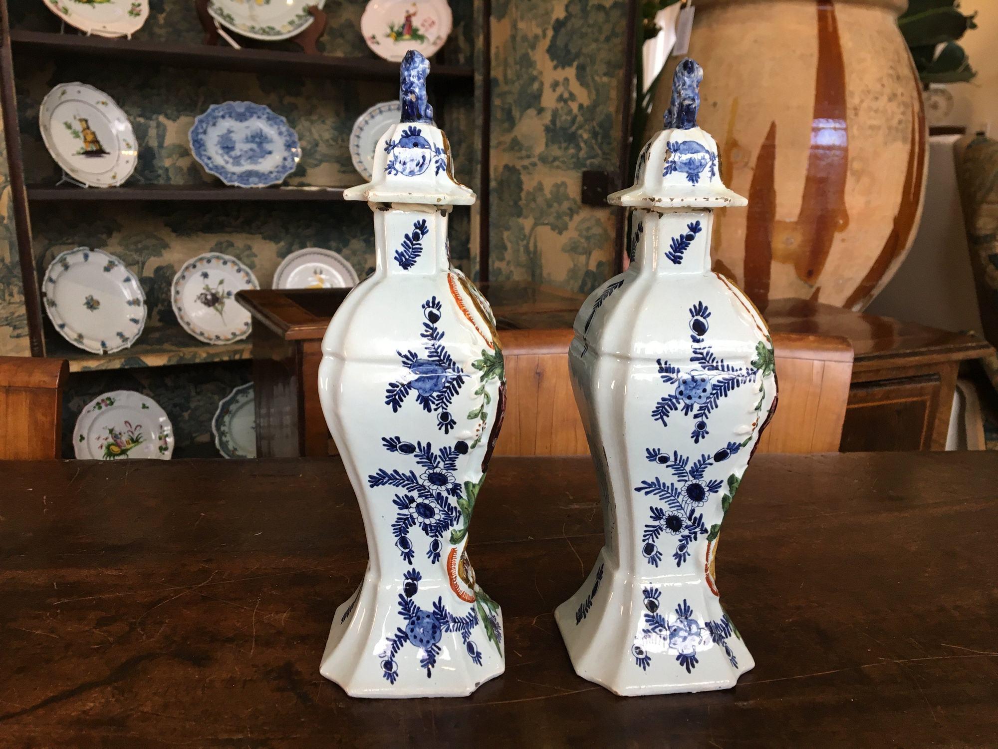 Pair of 18th Century Delft Lidded Jars, Chinoiserie Decor In Good Condition In Doylestown, PA