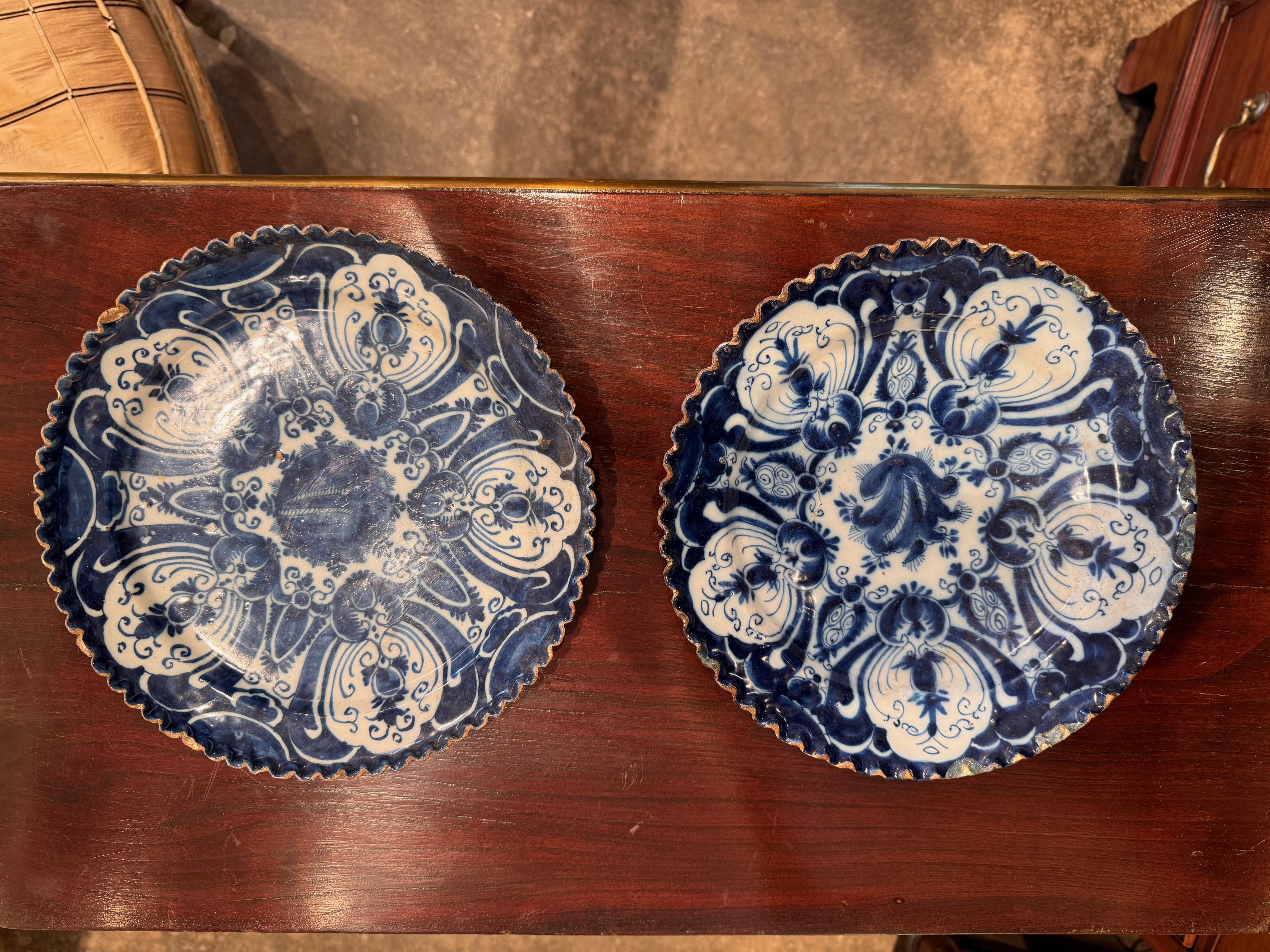 Todo es mejor por parejas. Aquí tienes dos platos de delft.