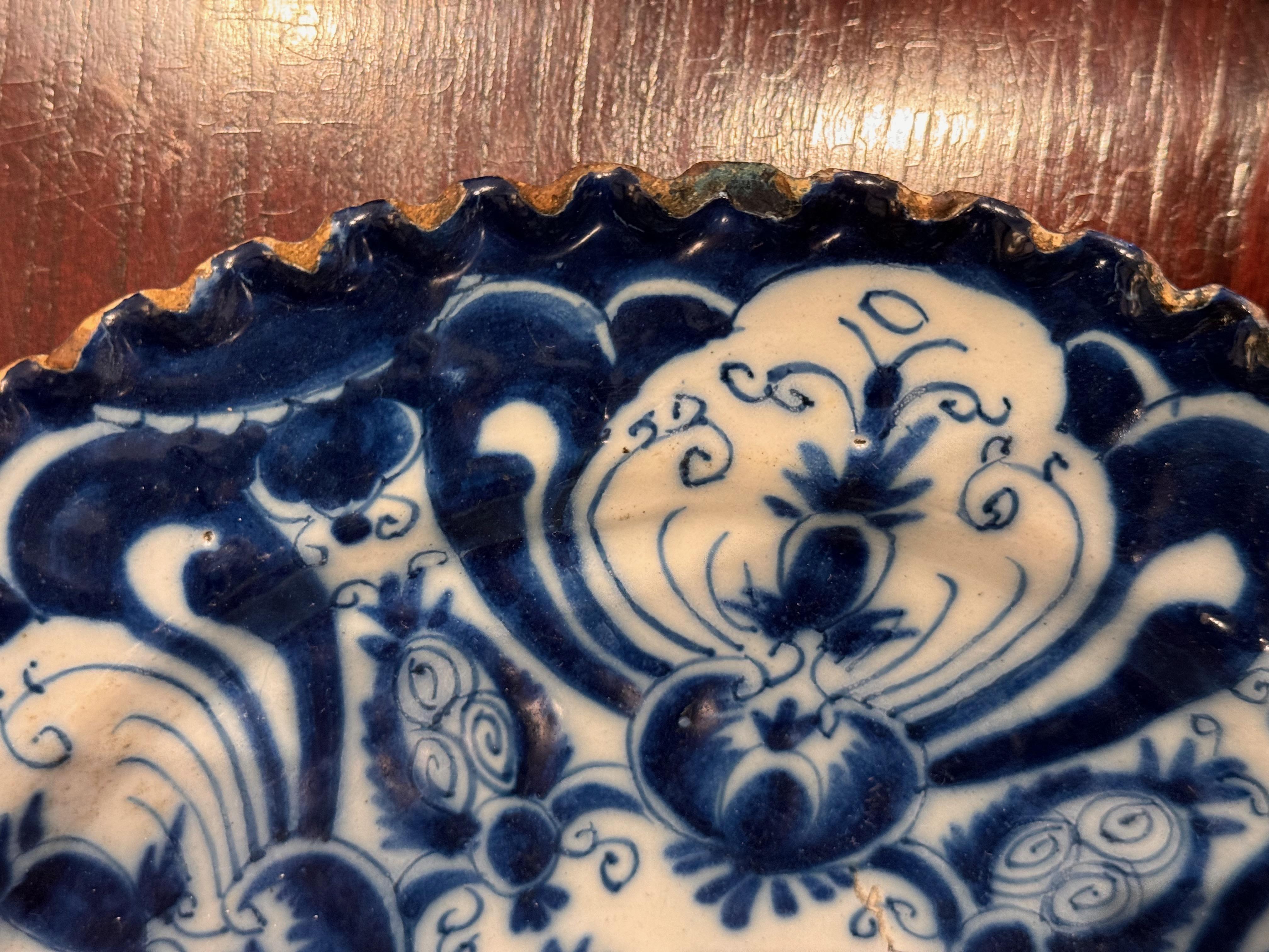 Pareja de platos de Delft del siglo XVIII siglo XVIII y antes en venta