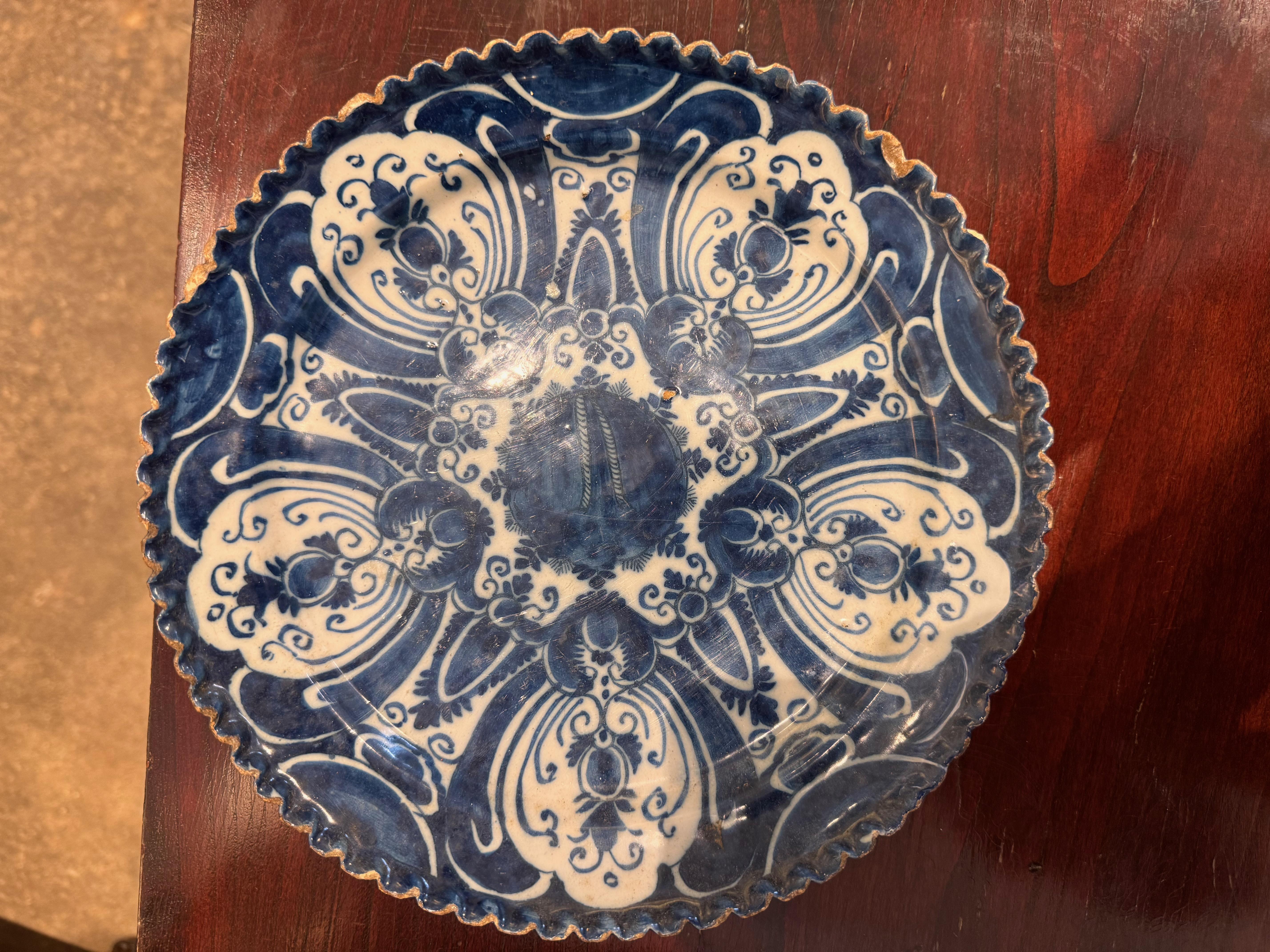Pareja de platos de Delft del siglo XVIII en venta 1