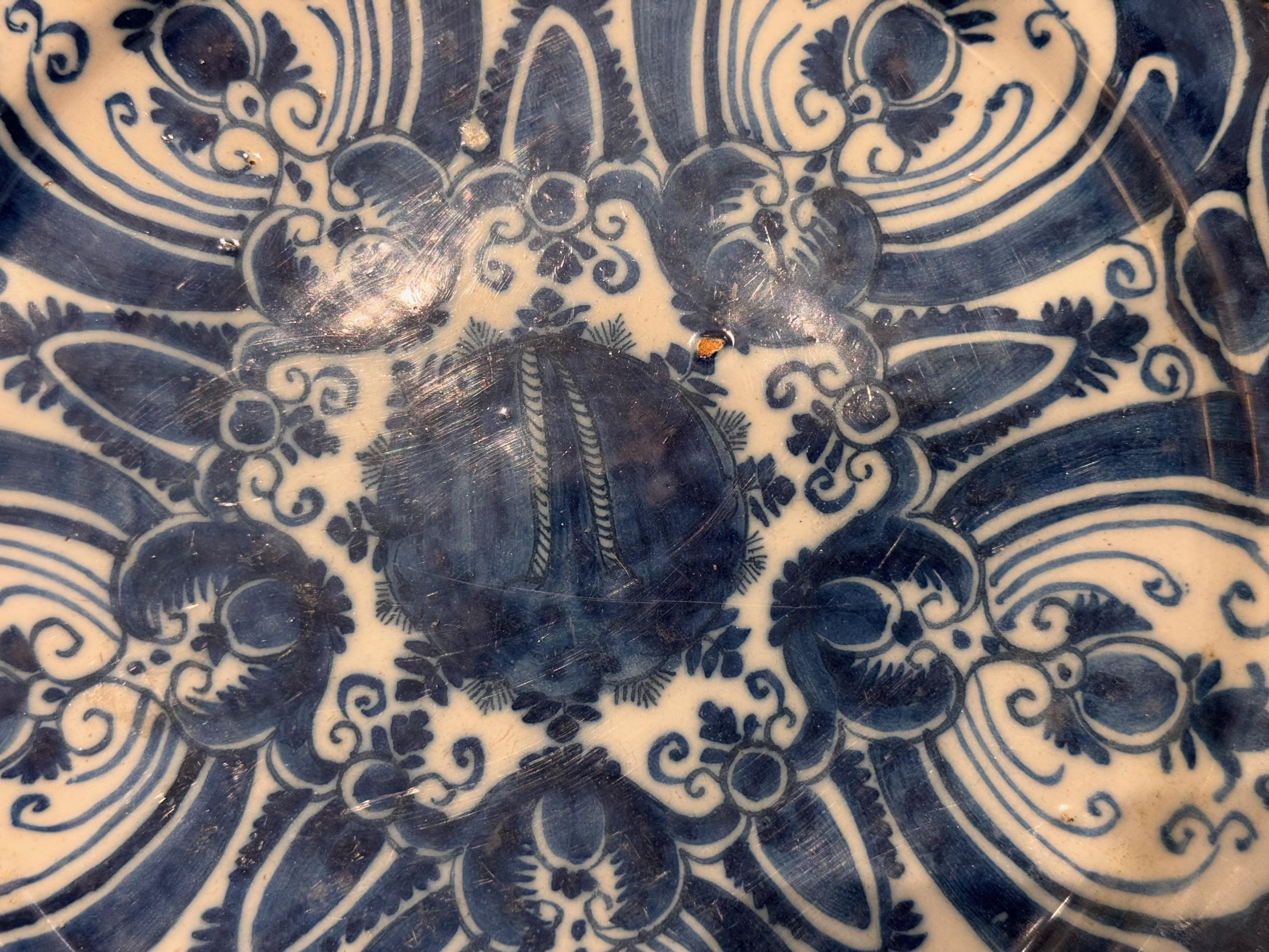 Pareja de platos de Delft del siglo XVIII en venta 2