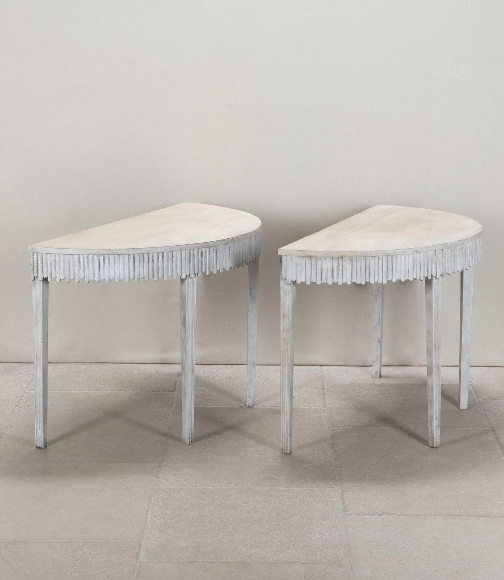 Preciosa pareja de consolas inglesas del siglo XVIII pintadas posteriormente. Este elegante par de mesas se alza sobre finas patas ahusadas. El faldón tiene una decoración posterior de estilo driftwood aplicada y pintada en un acabado posterior de