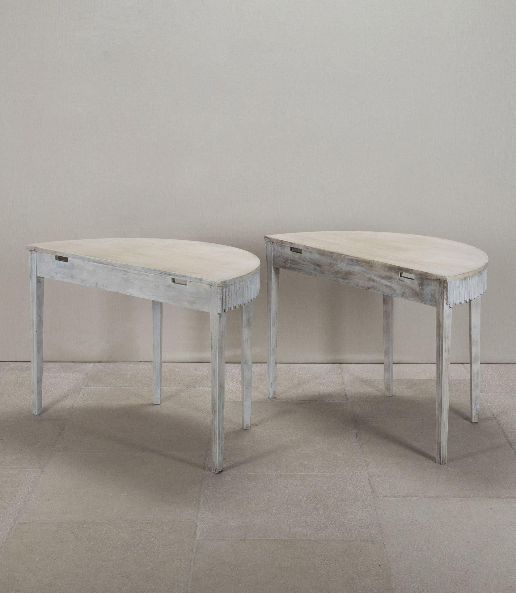 Pareja de consolas Demi Lune del siglo XVIII sobre patas ahusadas Inglés en venta