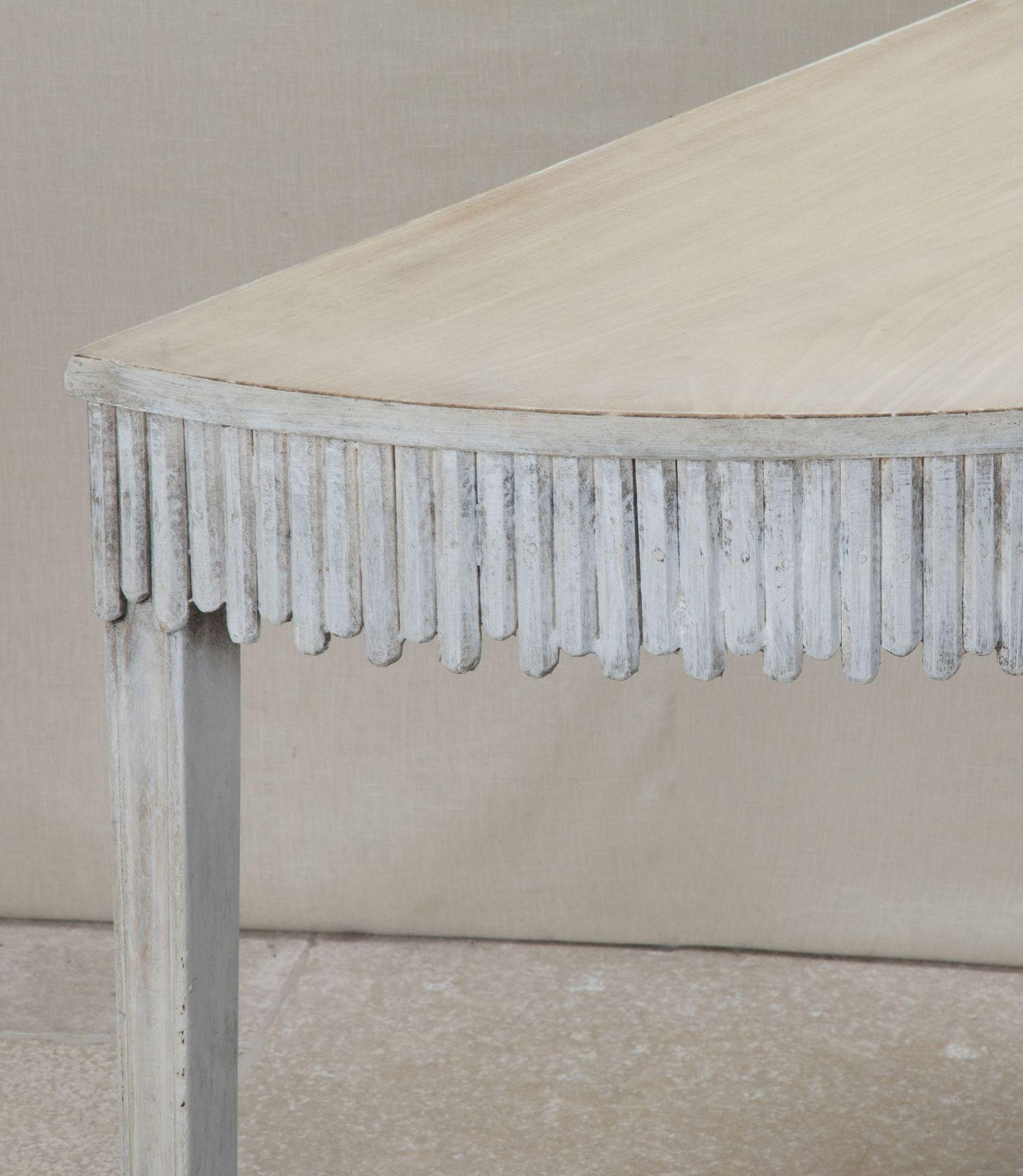 Pareja de consolas Demi Lune del siglo XVIII sobre patas ahusadas Blanqueado en venta