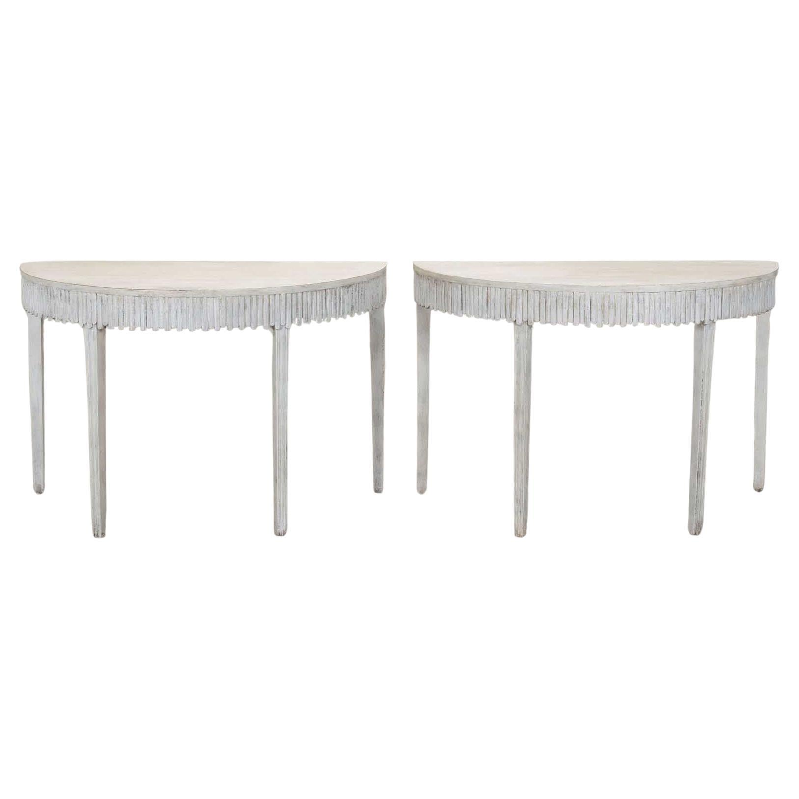Pareja de consolas Demi Lune del siglo XVIII sobre patas ahusadas en venta