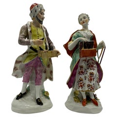 Pareja de figuras Derby del siglo XVIII de "vendedor ambulante judío y acompañante" , hacia 1760