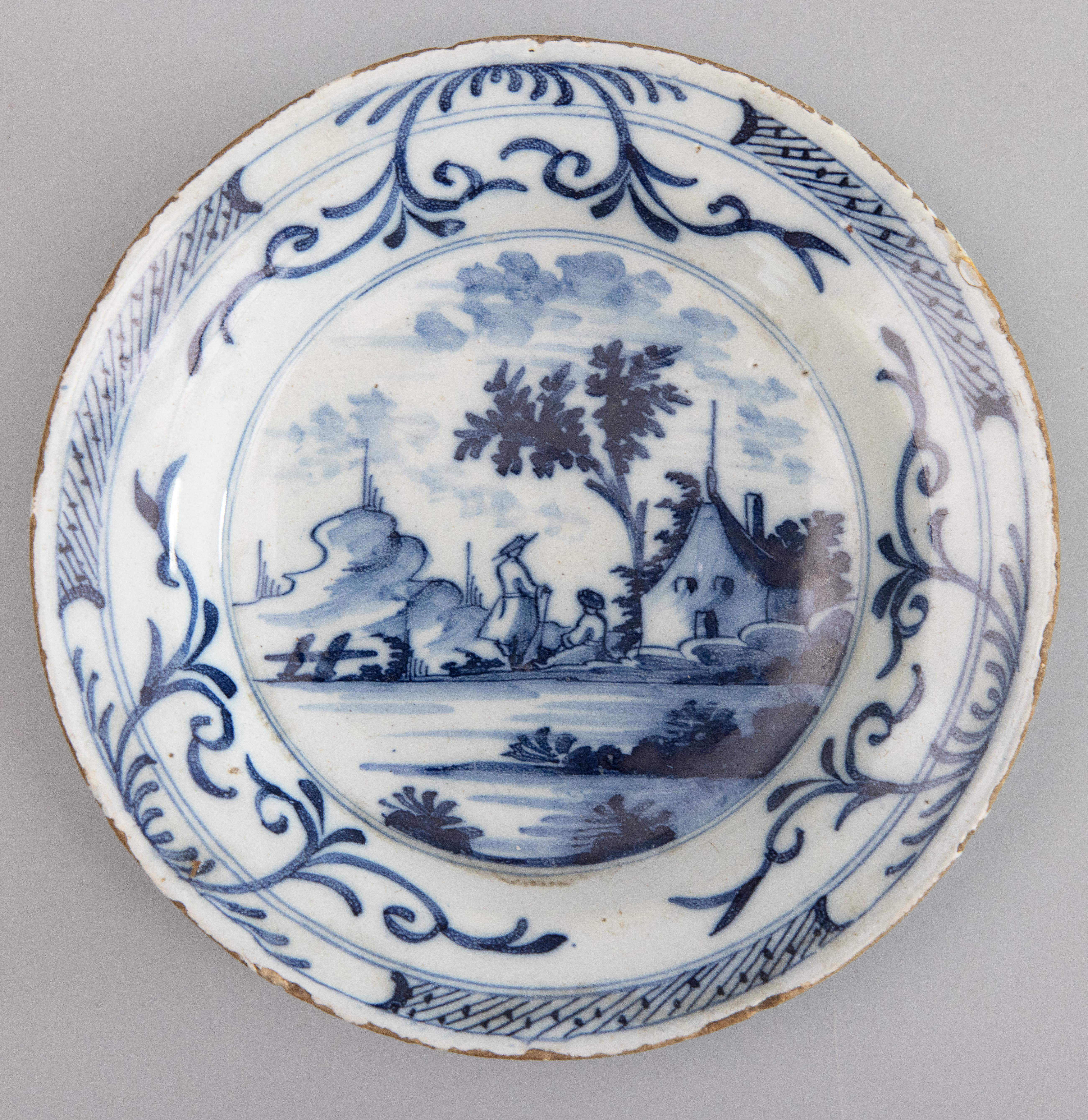 Ein seltenes Paar kleiner Teller im Chinoiserie-Stil aus niederländischer Delft-Fayence des 18. Jahrhunderts mit handgemalten kobaltblauen und weißen Figuren in einer Landschaftsszene. Ein Teller ist durchbohrt, da dies eine alte Art war, Teller