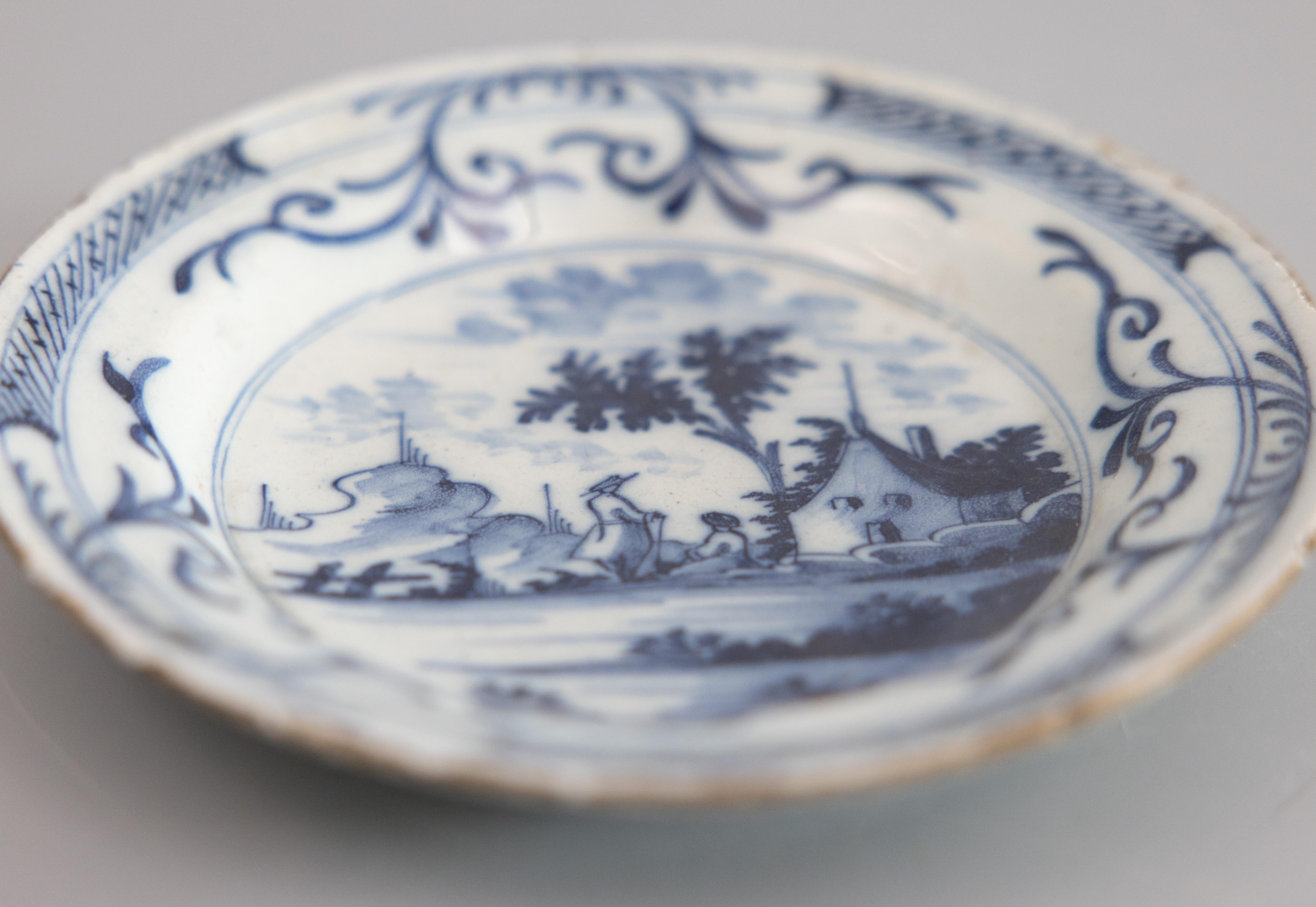 Pair of 18th Century Diminutive Dutch Delft Faience Chinoiserie Plates In Good Condition For Sale In Pearland, TX