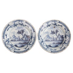 Pareja de diminutos platos de porcelana china de Delft holandesa del siglo XVIII