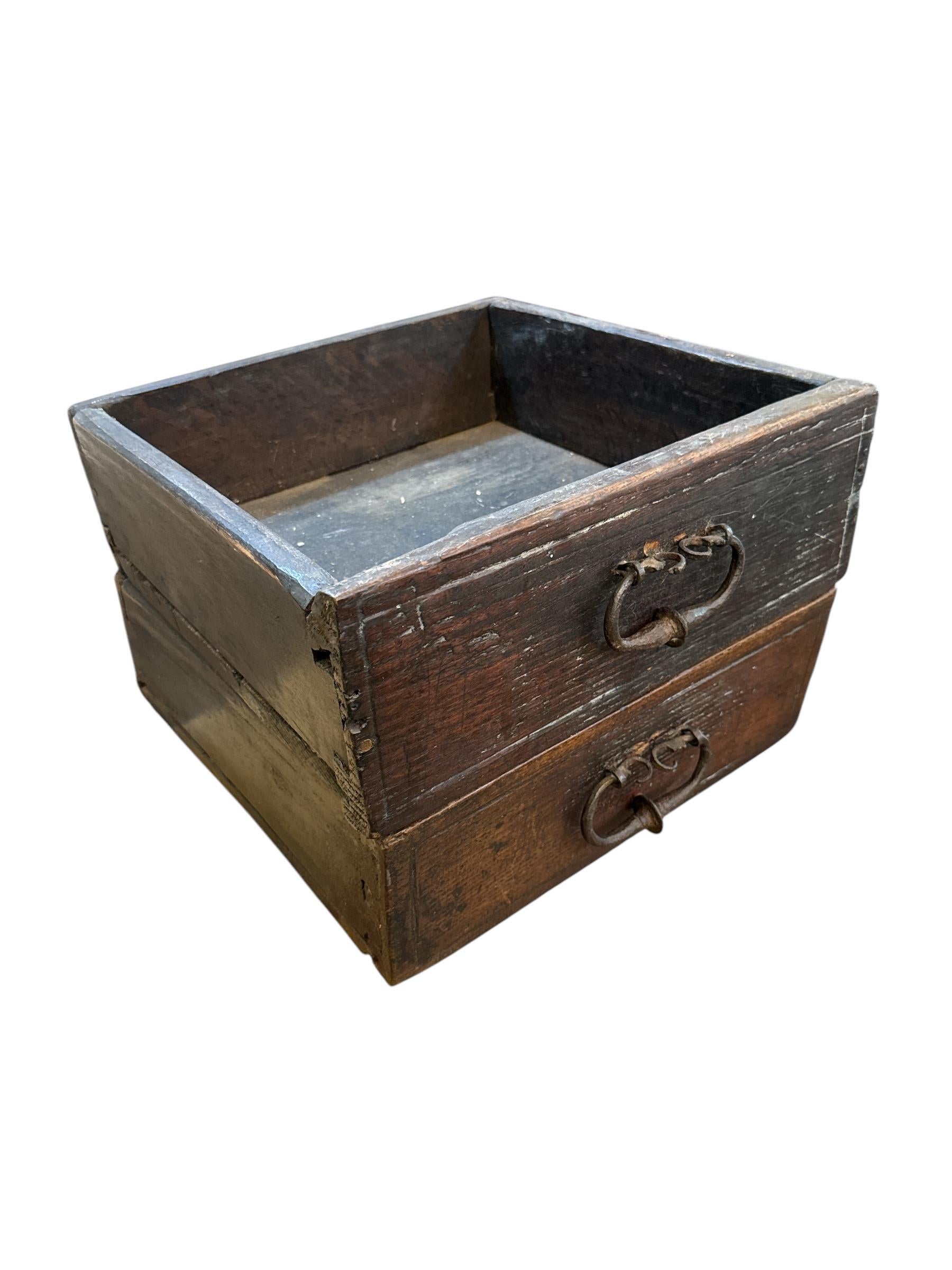 Una splendida coppia di cassetti del XVIII secolo, ogni pezzo è una testimonianza dell'artigianato del Vecchio Mondo e dell'eleganza duratura. Costruite in legno massiccio con una patina ricca e invecchiata, queste cassapanche conservano le maniglie