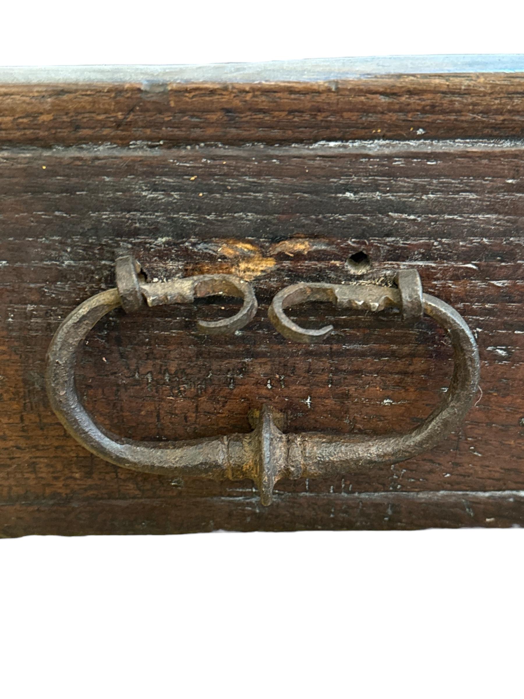 Legno Coppia di cassetti del XVIII secolo con maniglie originali in ferro battuto in vendita