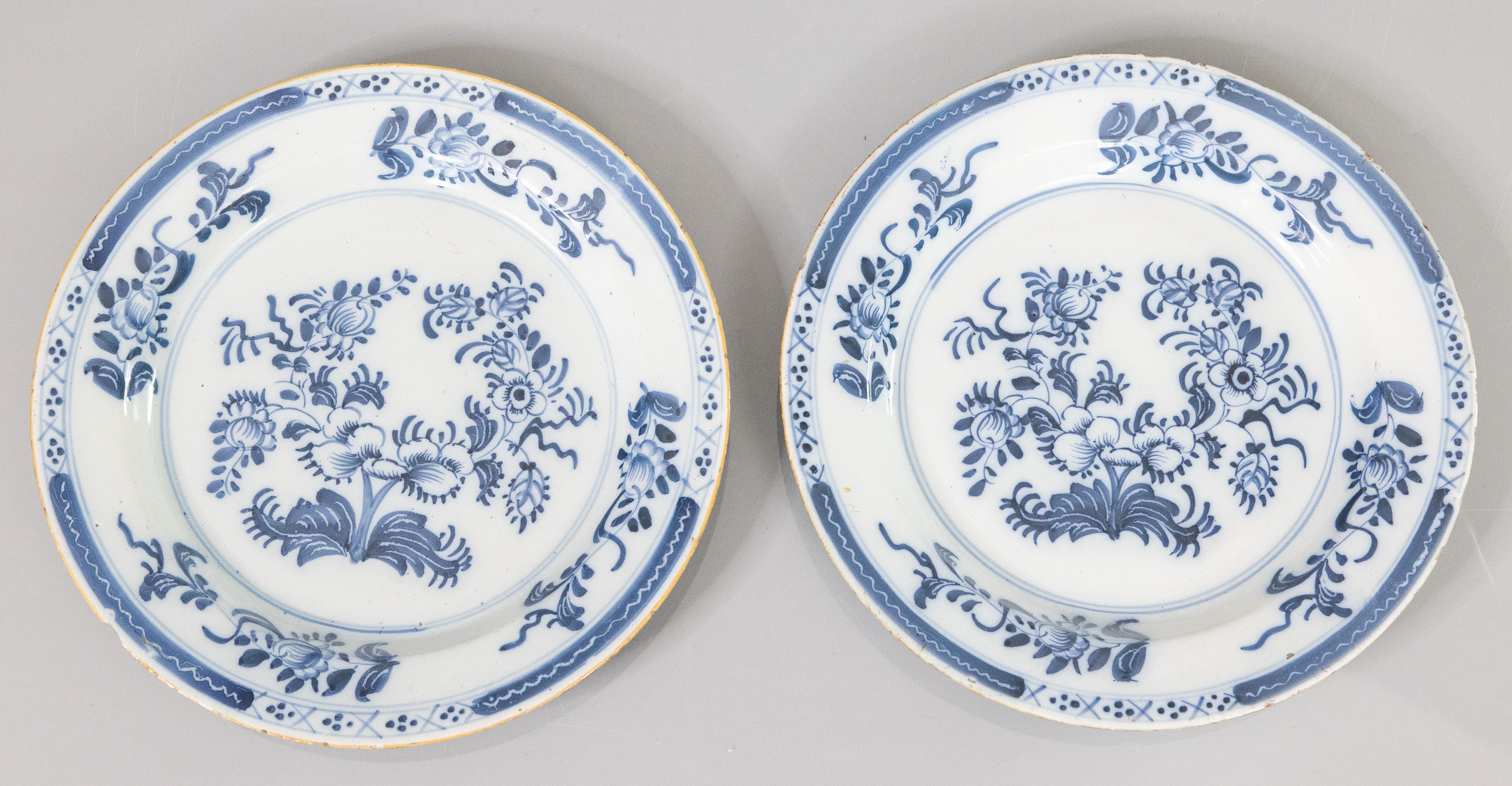 Pareja de platos florales de la Chinoiserie holandesa de Delft del siglo XVIII en venta 3