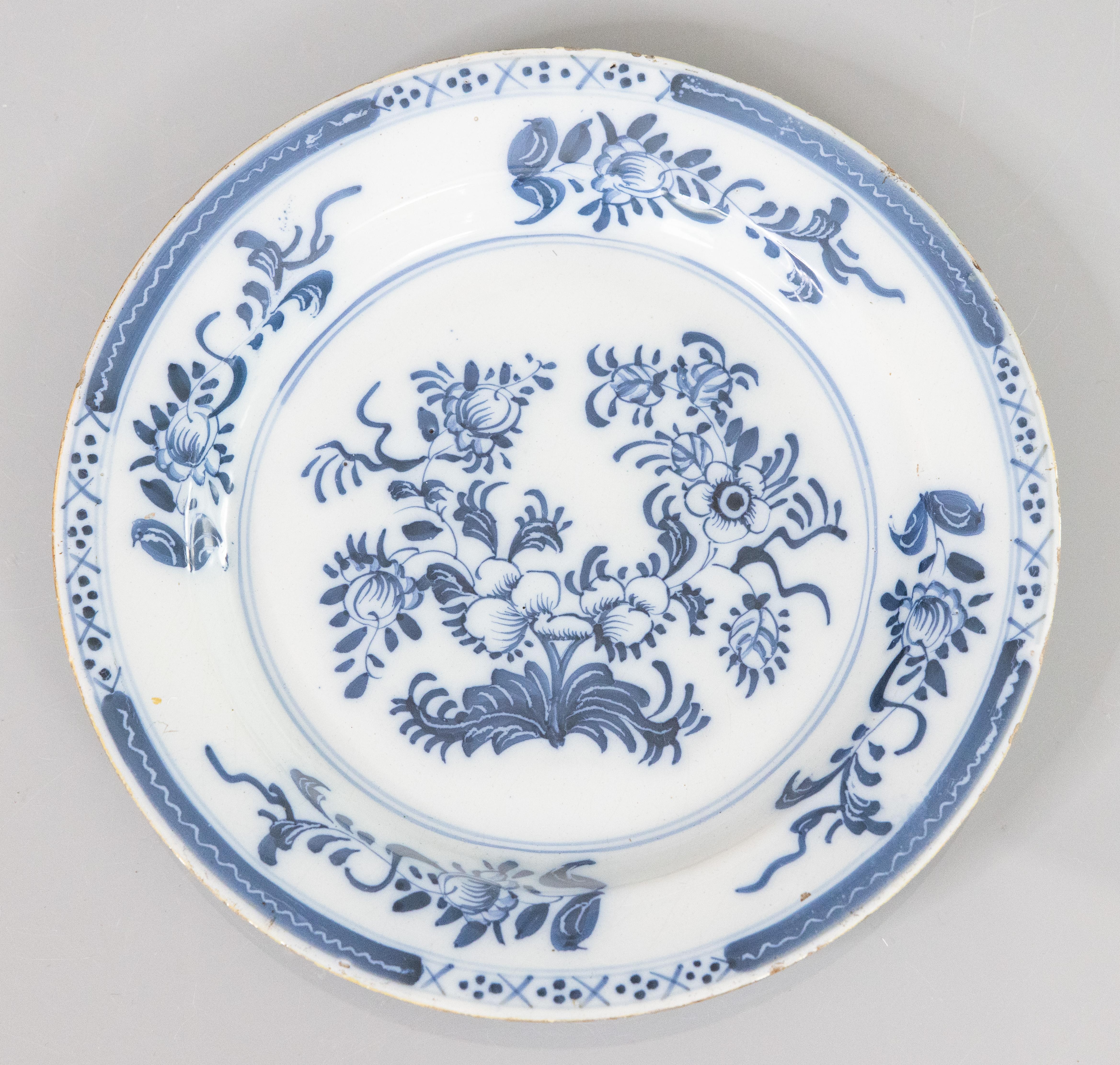 Magnífico par de platos antiguos de loza de estilo Chinoiserie de Delft holandés del siglo XVIII. Estos preciosos platos tienen flores pintadas a mano y un borde foliado en azul cobalto y blanco. 

Dimensiones
9ʺAN × 1ʺD × 9ʺH