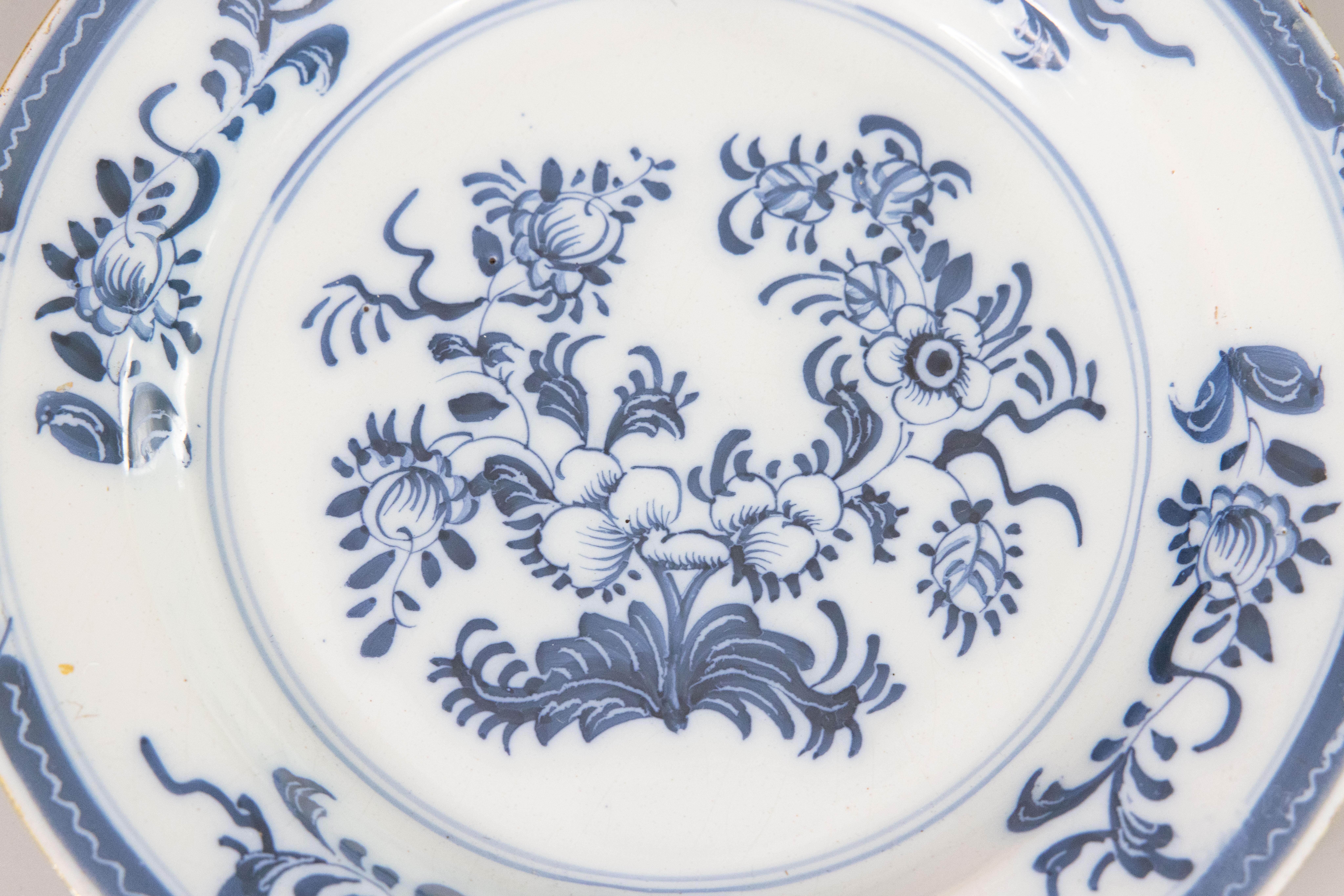 Pareja de platos florales de la Chinoiserie holandesa de Delft del siglo XVIII Holandés en venta