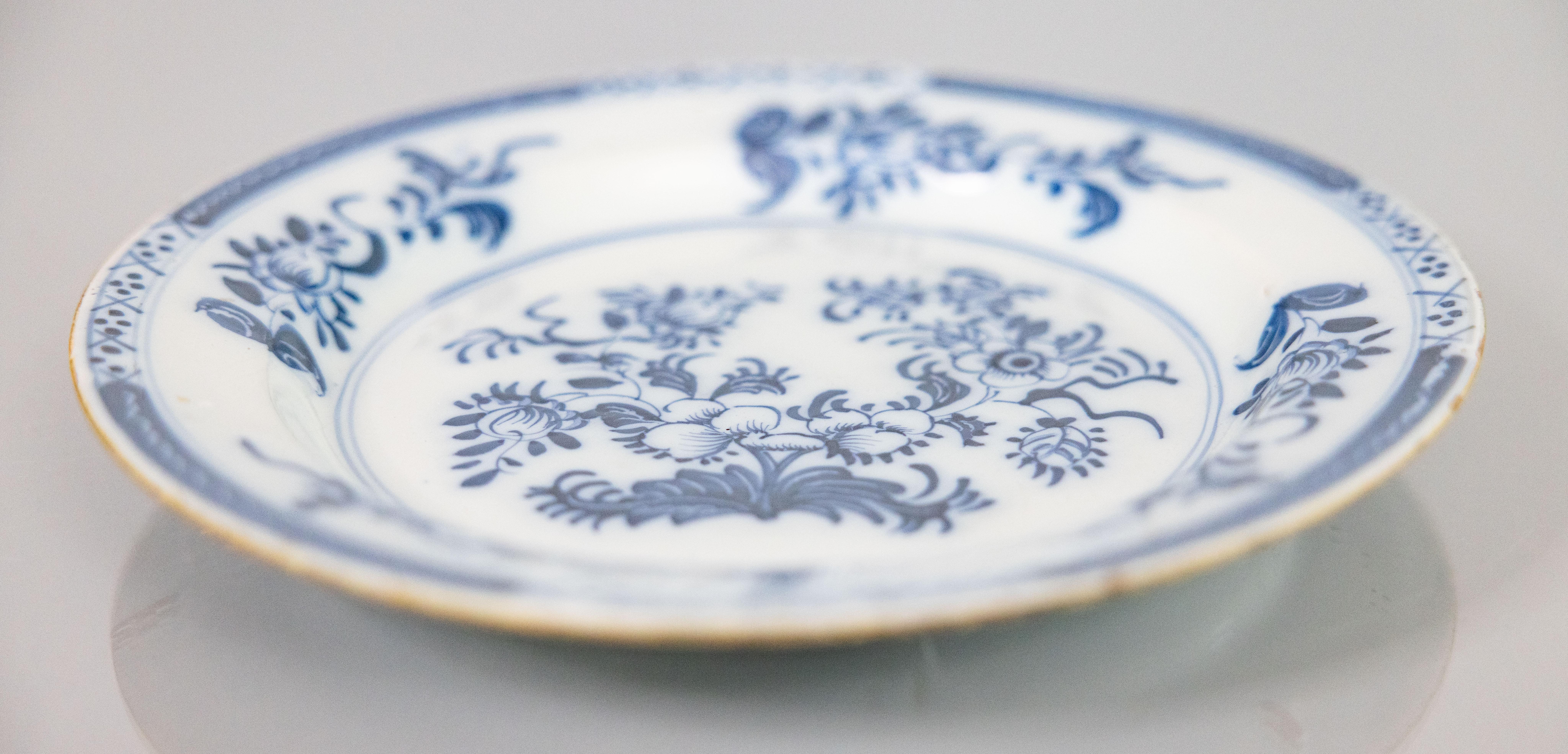 Pareja de platos florales de la Chinoiserie holandesa de Delft del siglo XVIII Pintado a mano en venta